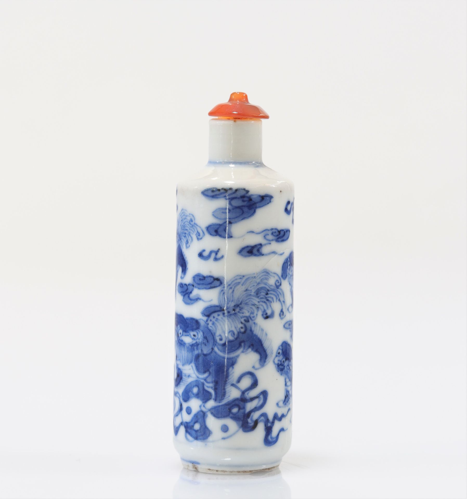 "blanc-bleu" porcelain snuff bottle decorated with Qing period dogs - Image 5 of 7