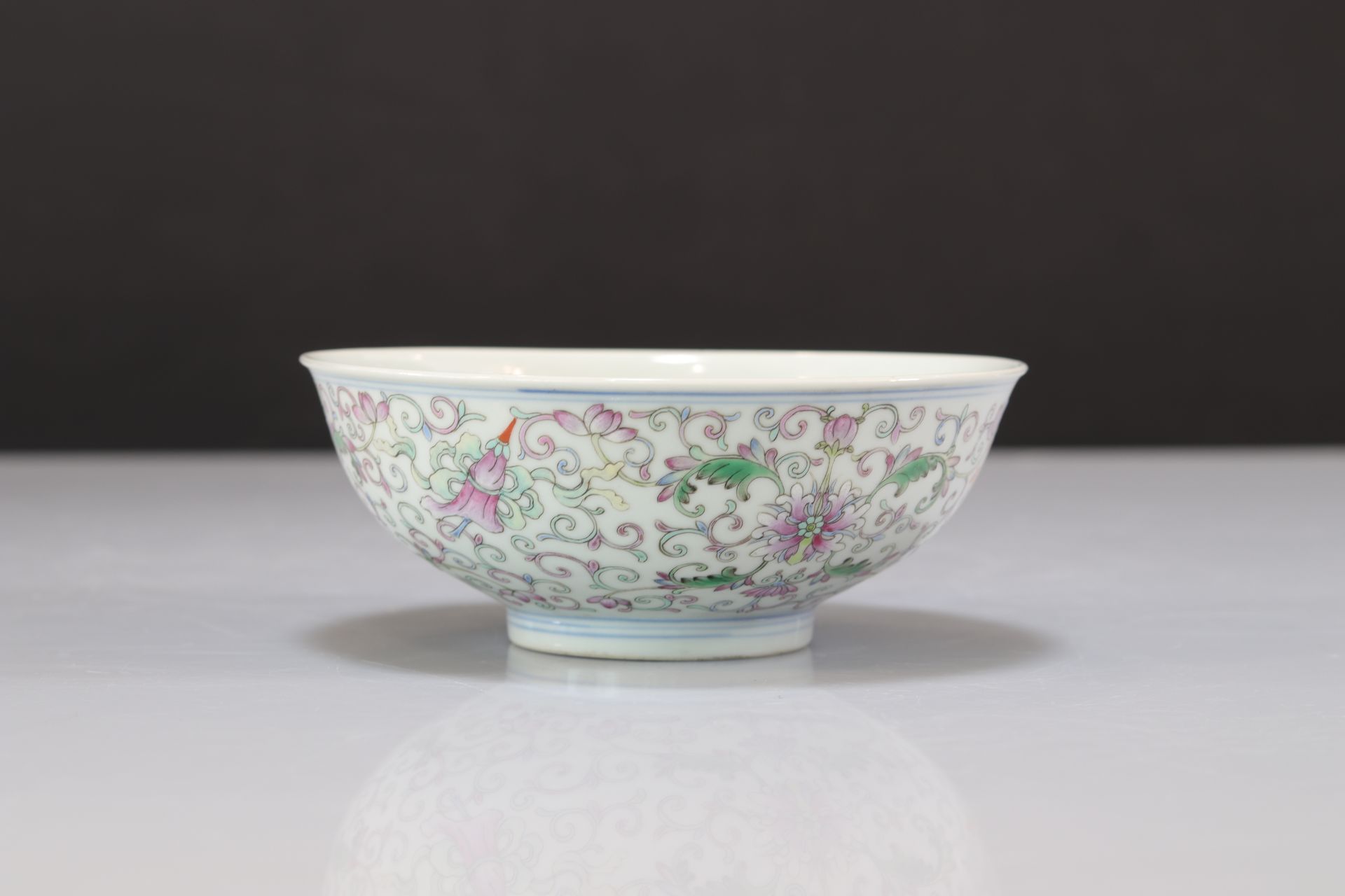 Important famille rose porcelain bowl decorated with bats - Image 5 of 6