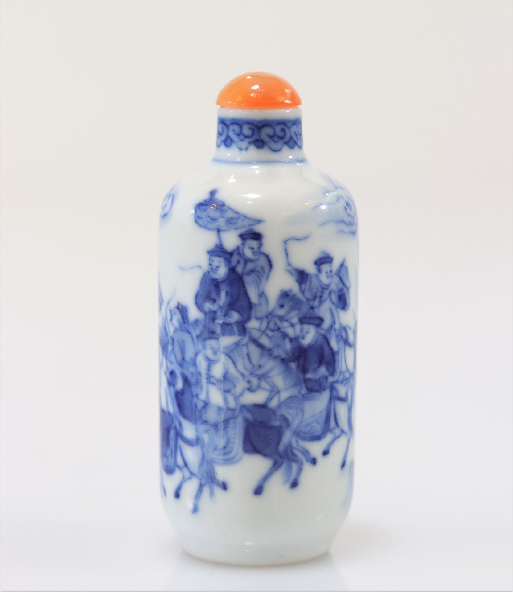 "blanc-bleu" porcelain snuff bottle decorated with Qing period figures - Image 6 of 9