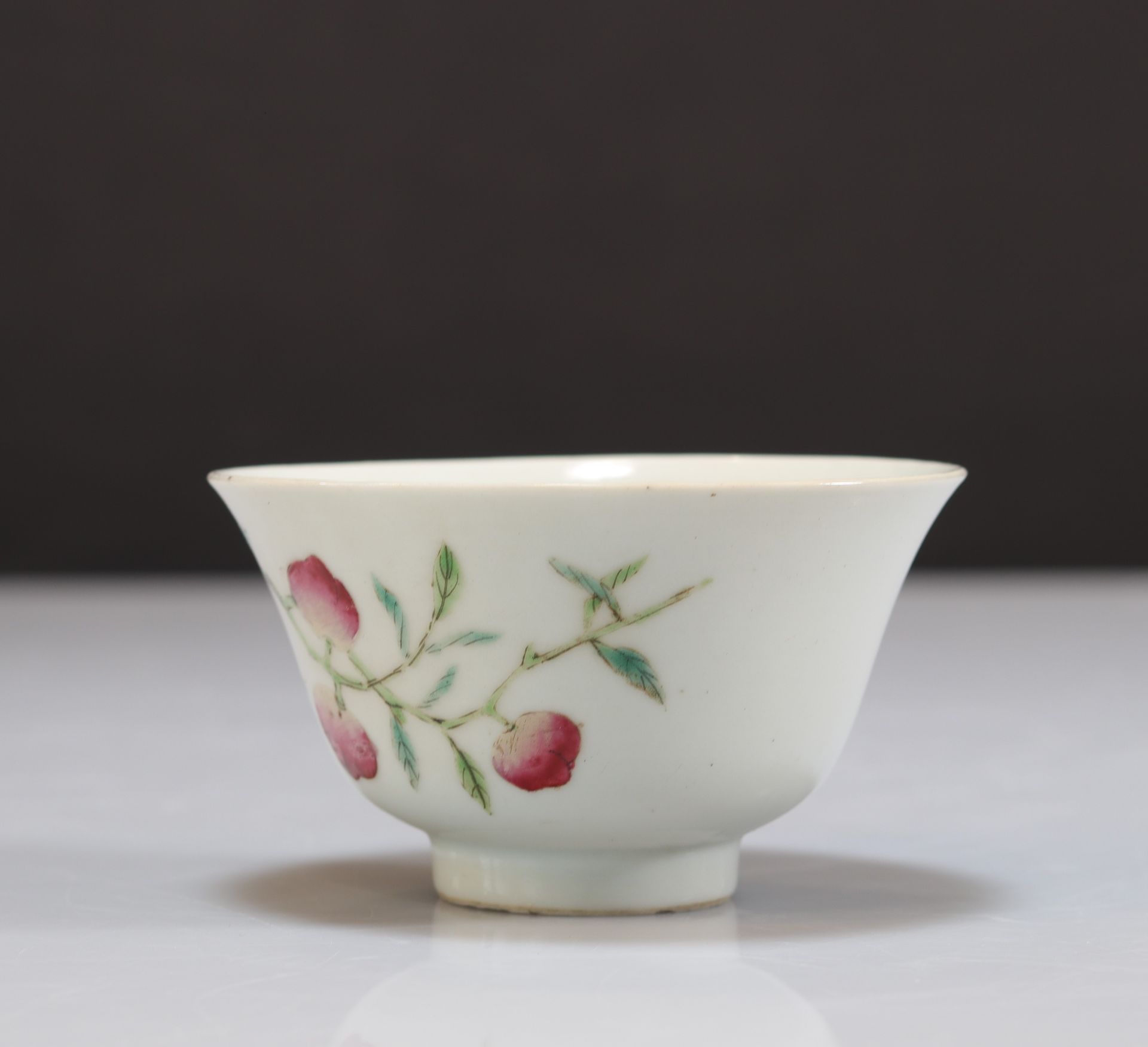 Porcelain bowl of the "famille rose" decorated with peaches - Bild 3 aus 6
