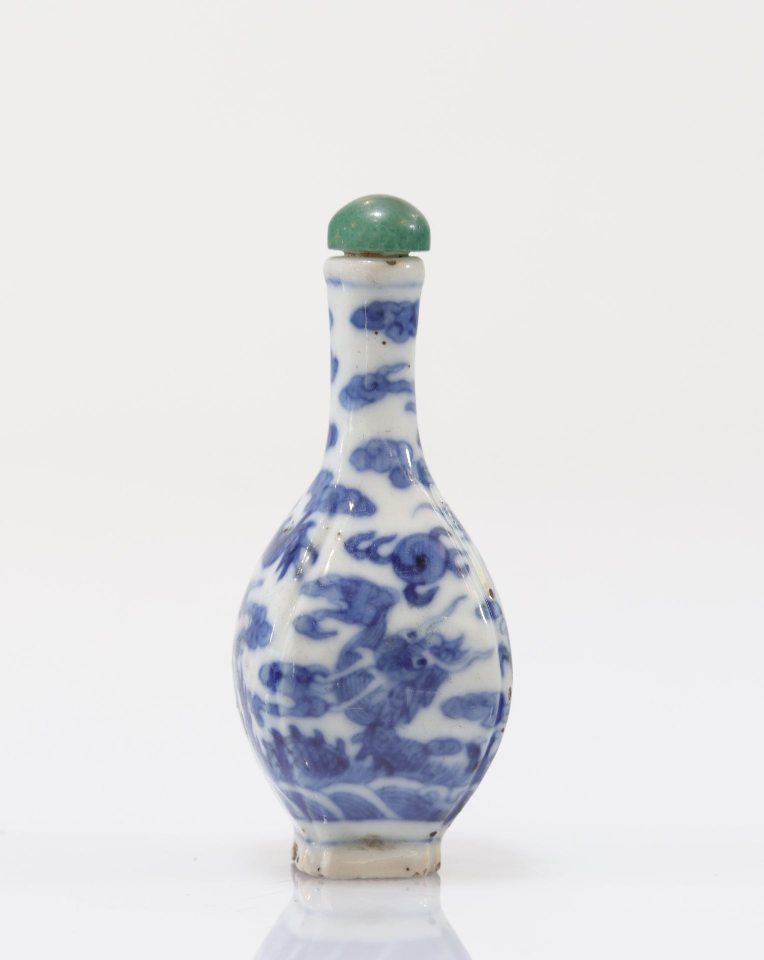 "blanc-bleu" porcelain snuff bottle decorated with imperial dragons Qing period - Bild 5 aus 8