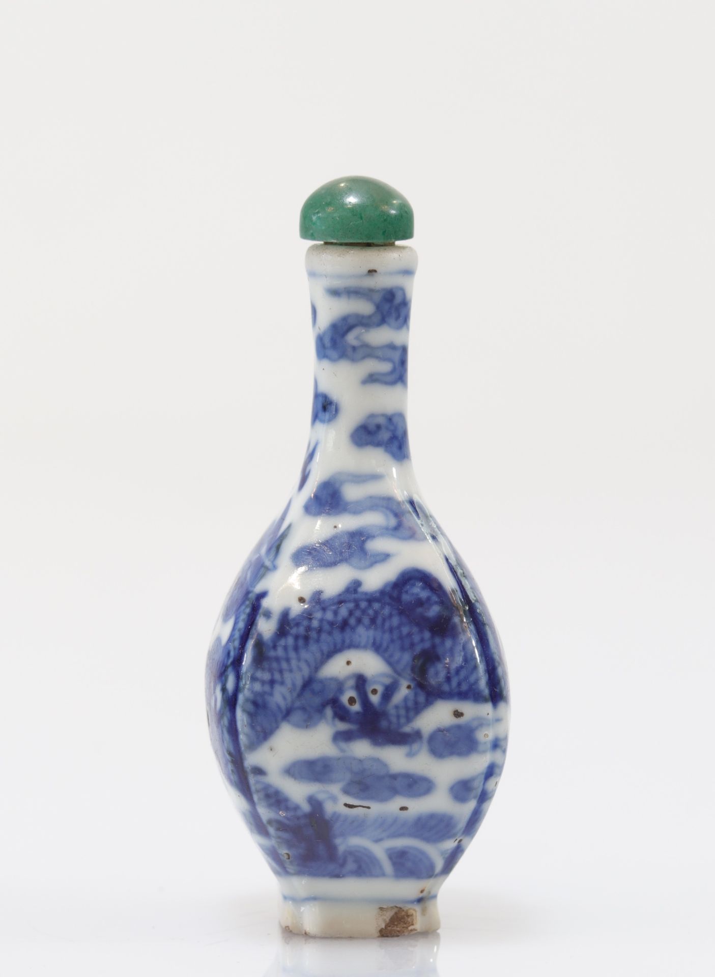 "blanc-bleu" porcelain snuff bottle decorated with imperial dragons Qing period - Bild 4 aus 8