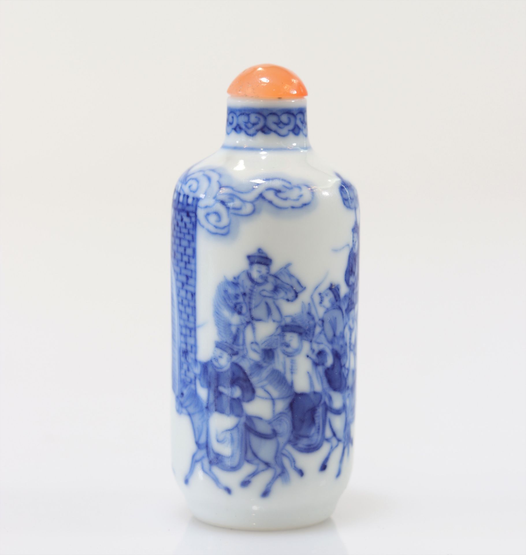 "blanc-bleu" porcelain snuff bottle decorated with Qing period figures - Image 4 of 9