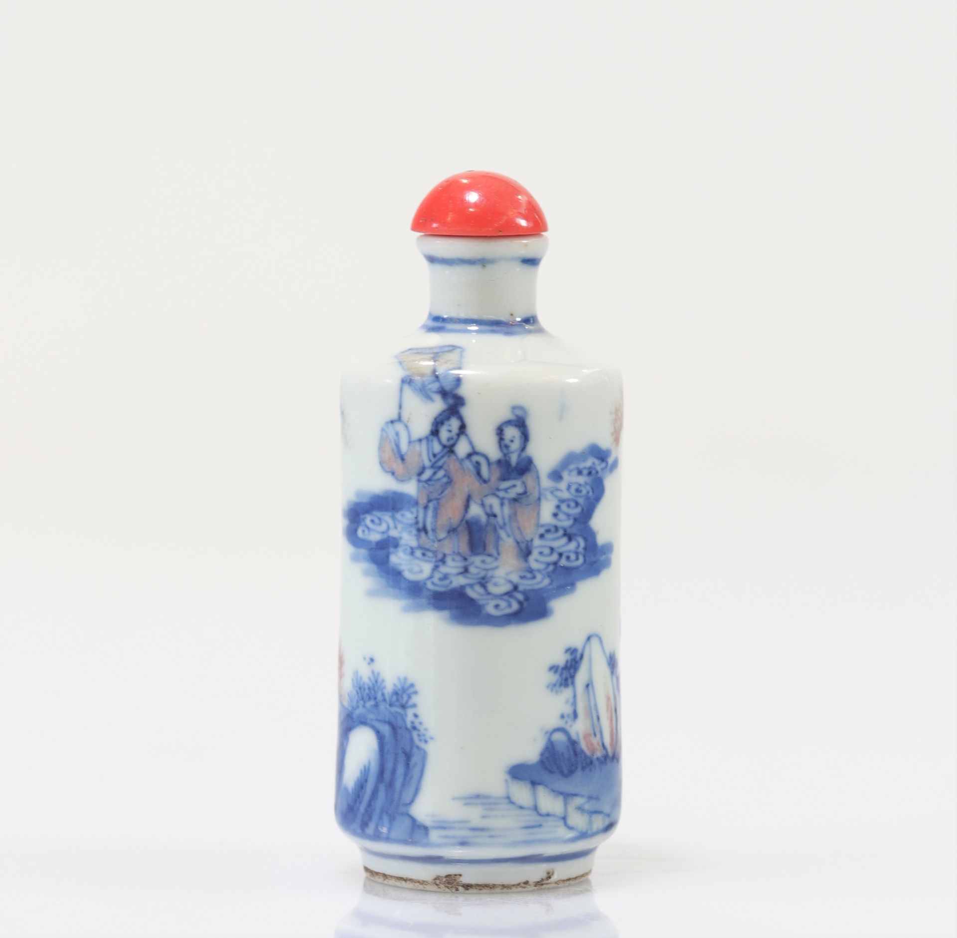 White blue and iron red porcelain snuff bottle decorated with Qing period characters - Image 3 of 8