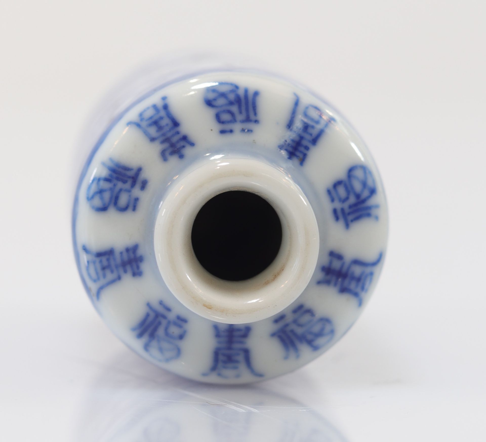 "blanc-bleu" porcelain snuff bottle decorated with Qing period characters - Image 2 of 12