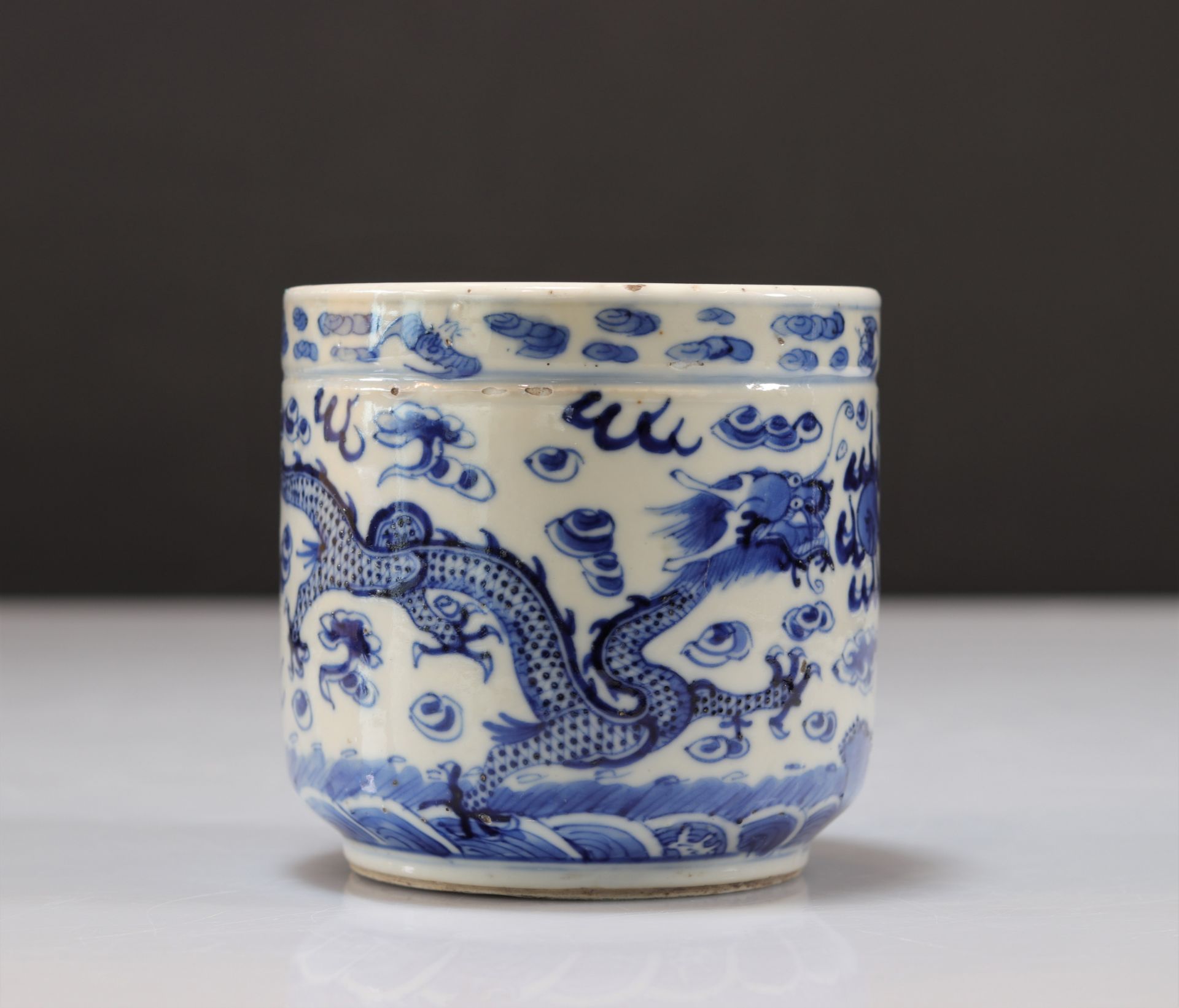"blanc-bleu" porcelain brush pot decorated with dragons - Bild 3 aus 6