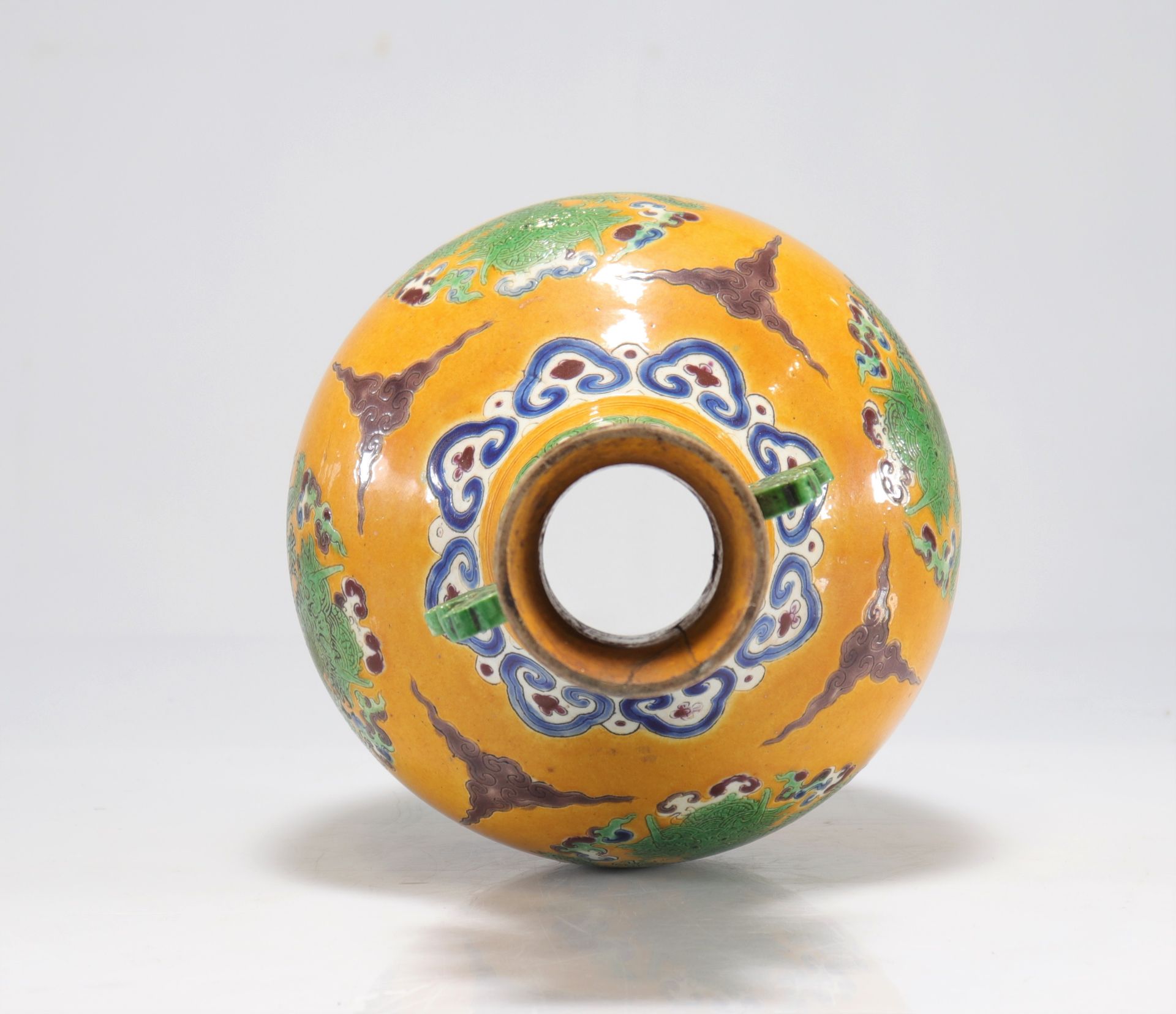 Glazed sandstone vase with yellow background decorated with imperial dragons - Image 6 of 6