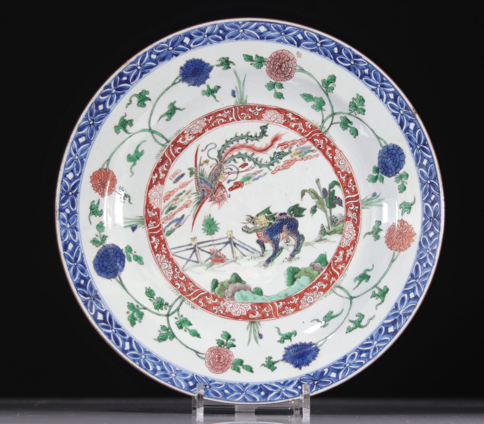 Large Kangxi period "famille verte" porcelain dish decorated with lion and phoenix
