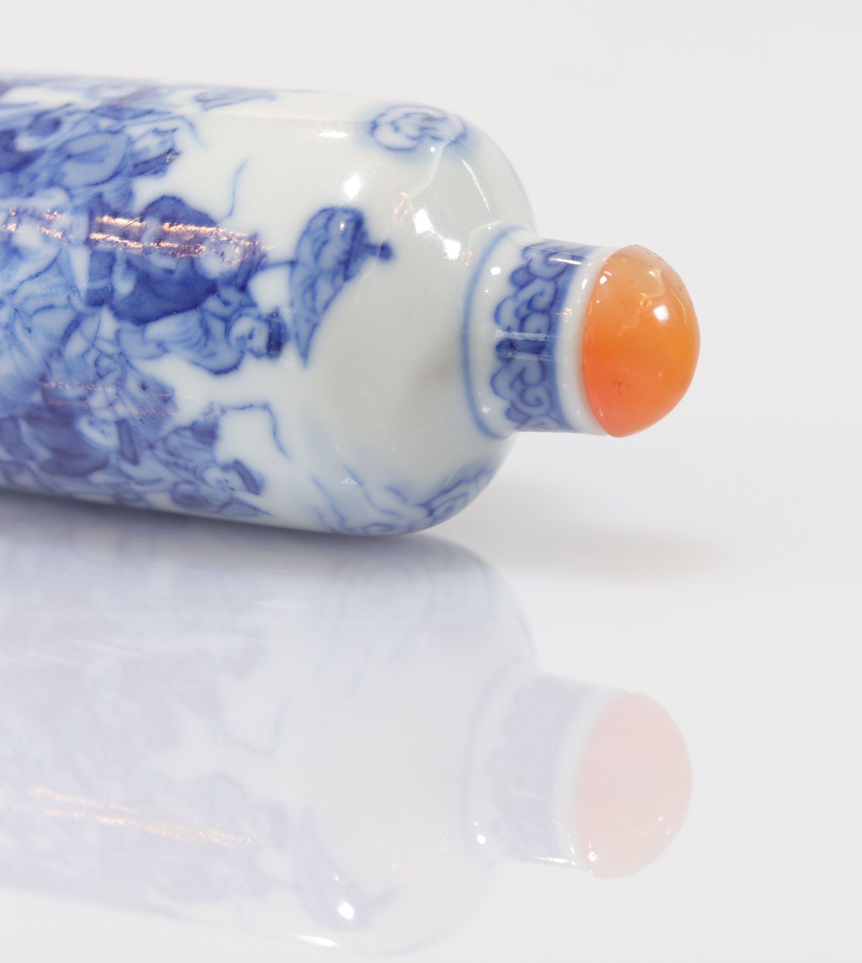 "blanc-bleu" porcelain snuff bottle decorated with Qing period figures - Image 8 of 9