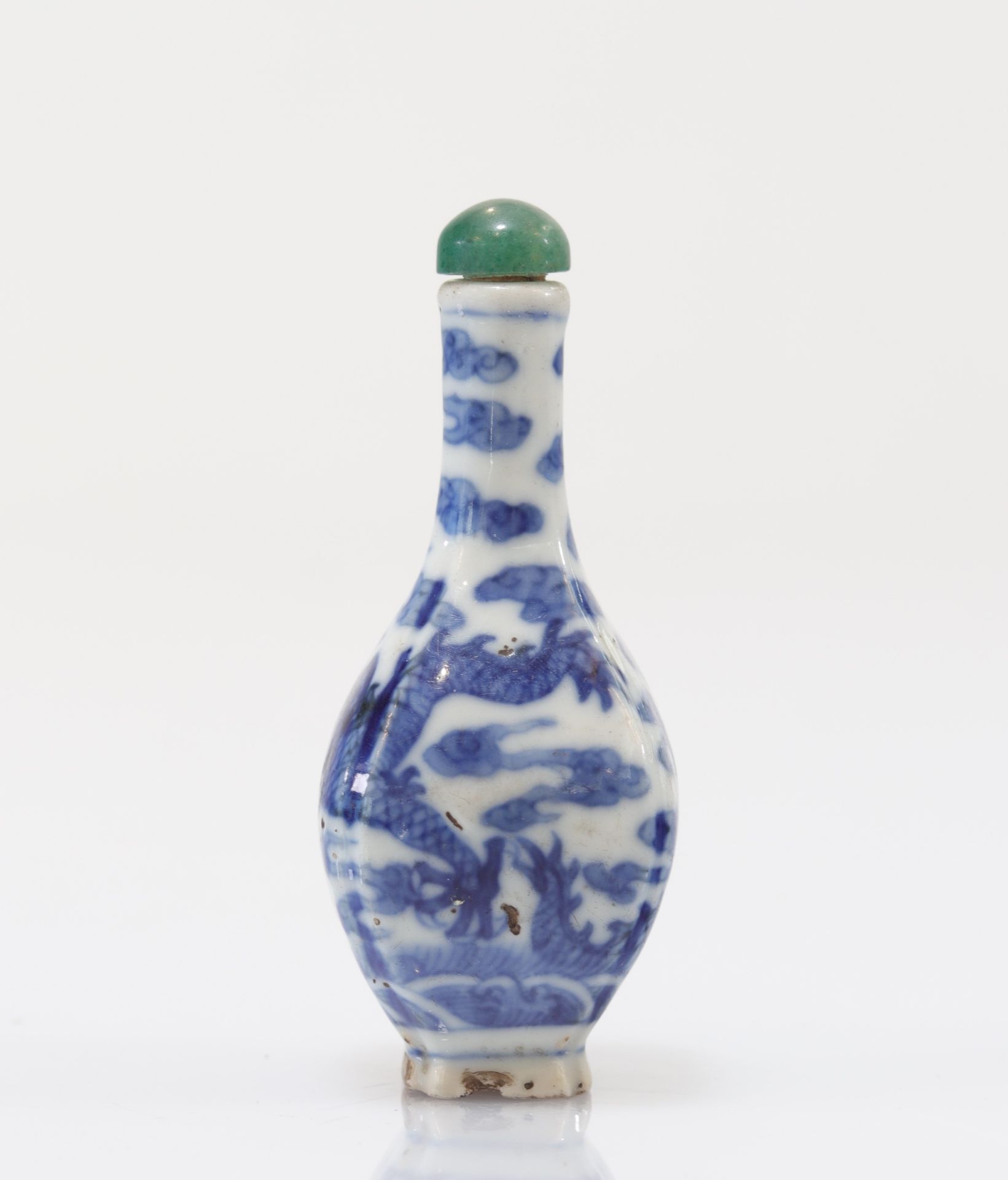 "blanc-bleu" porcelain snuff bottle decorated with imperial dragons Qing period - Bild 6 aus 8