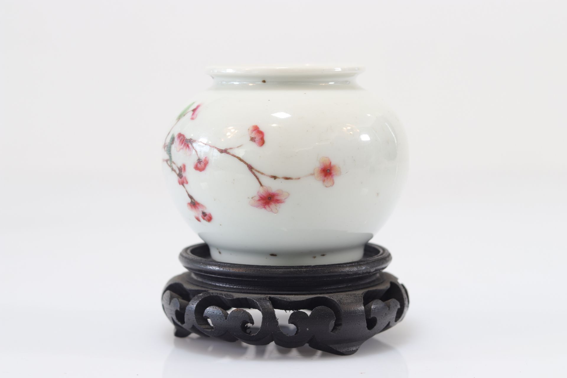 Famille rose porcelain vase with floral decoration - Image 6 of 6