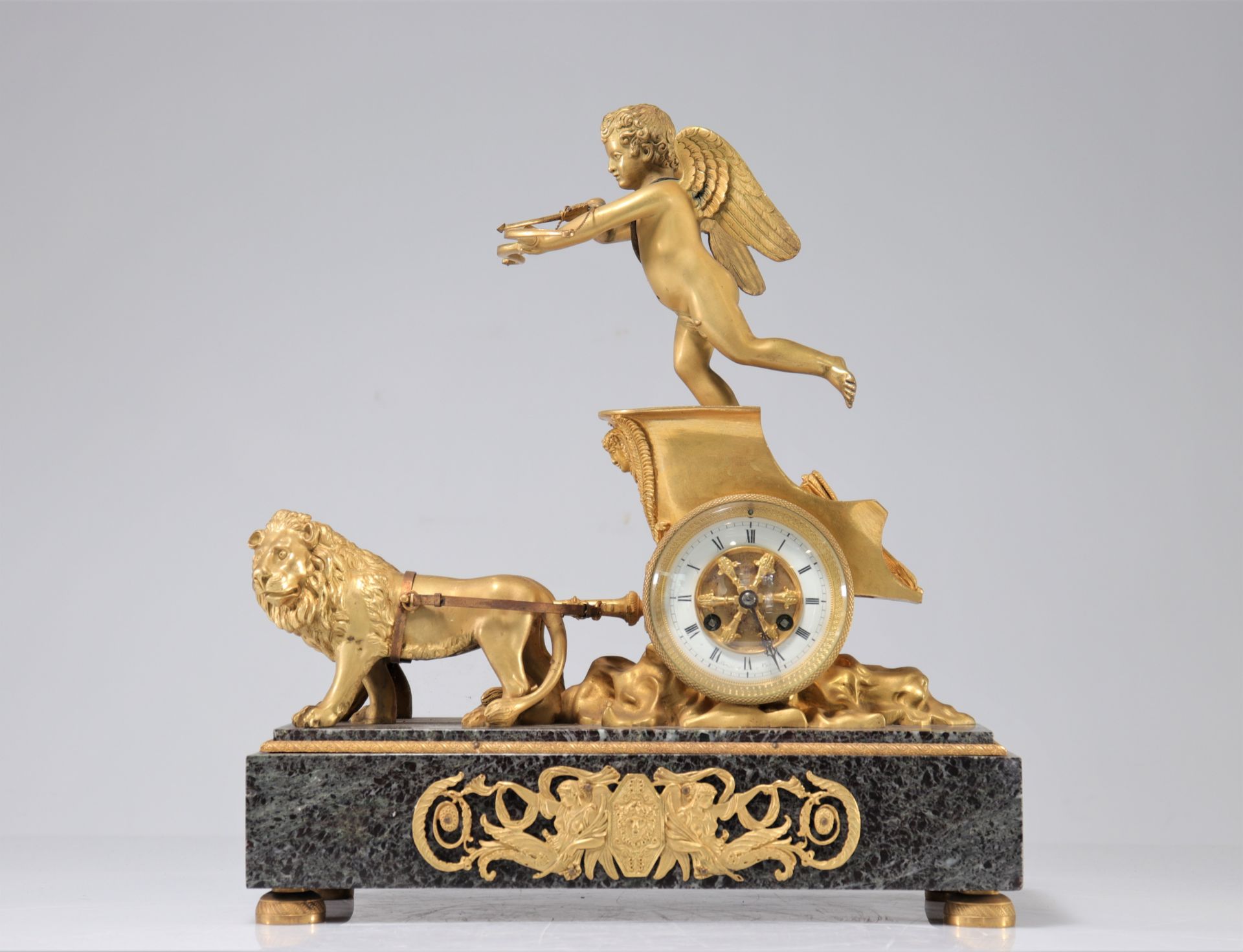 Pendulum with chariots pulled by lions in gilt bronze and finely chiseled fire gilding - Bild 2 aus 4