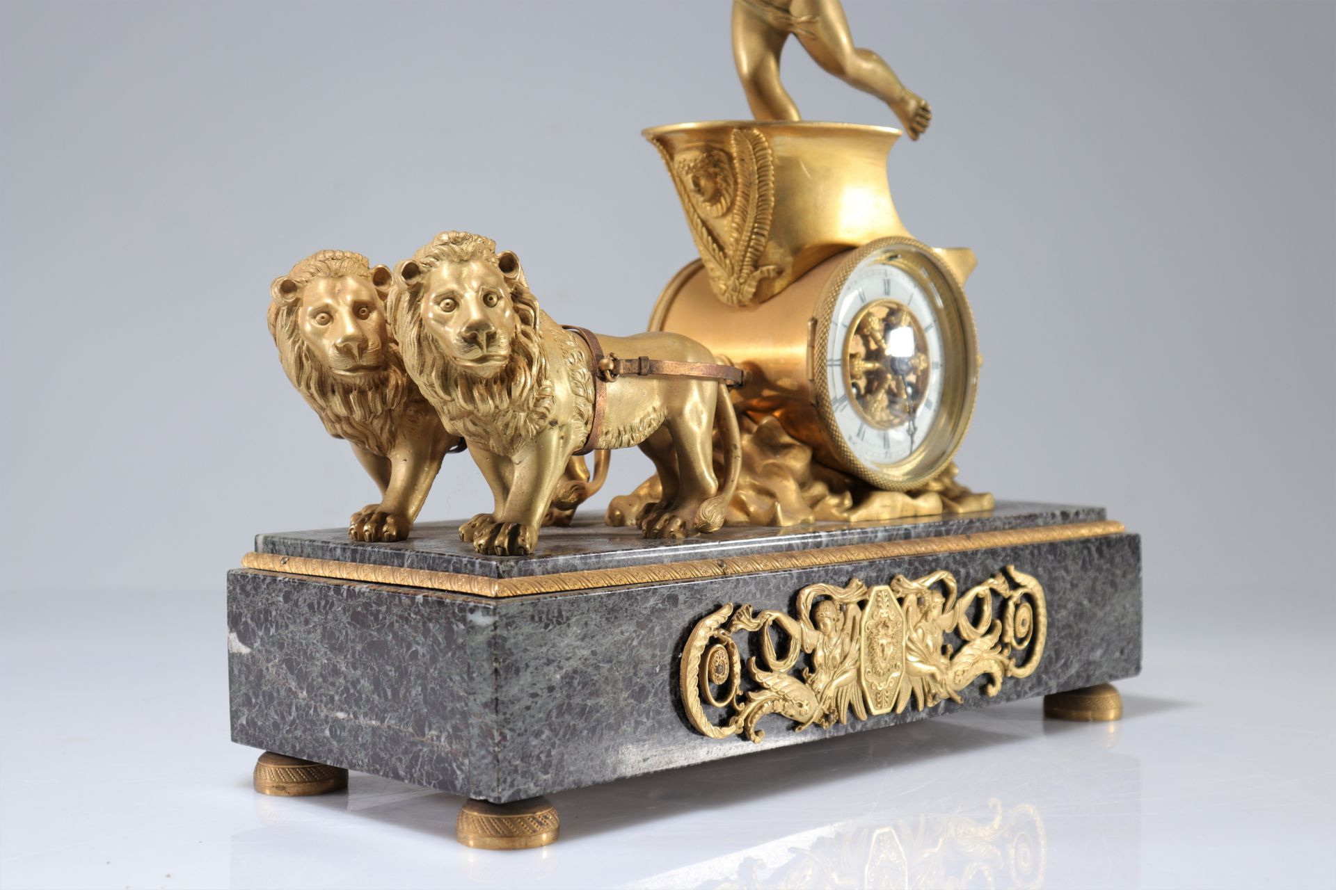 Pendulum with chariots pulled by lions in gilt bronze and finely chiseled fire gilding - Bild 4 aus 4