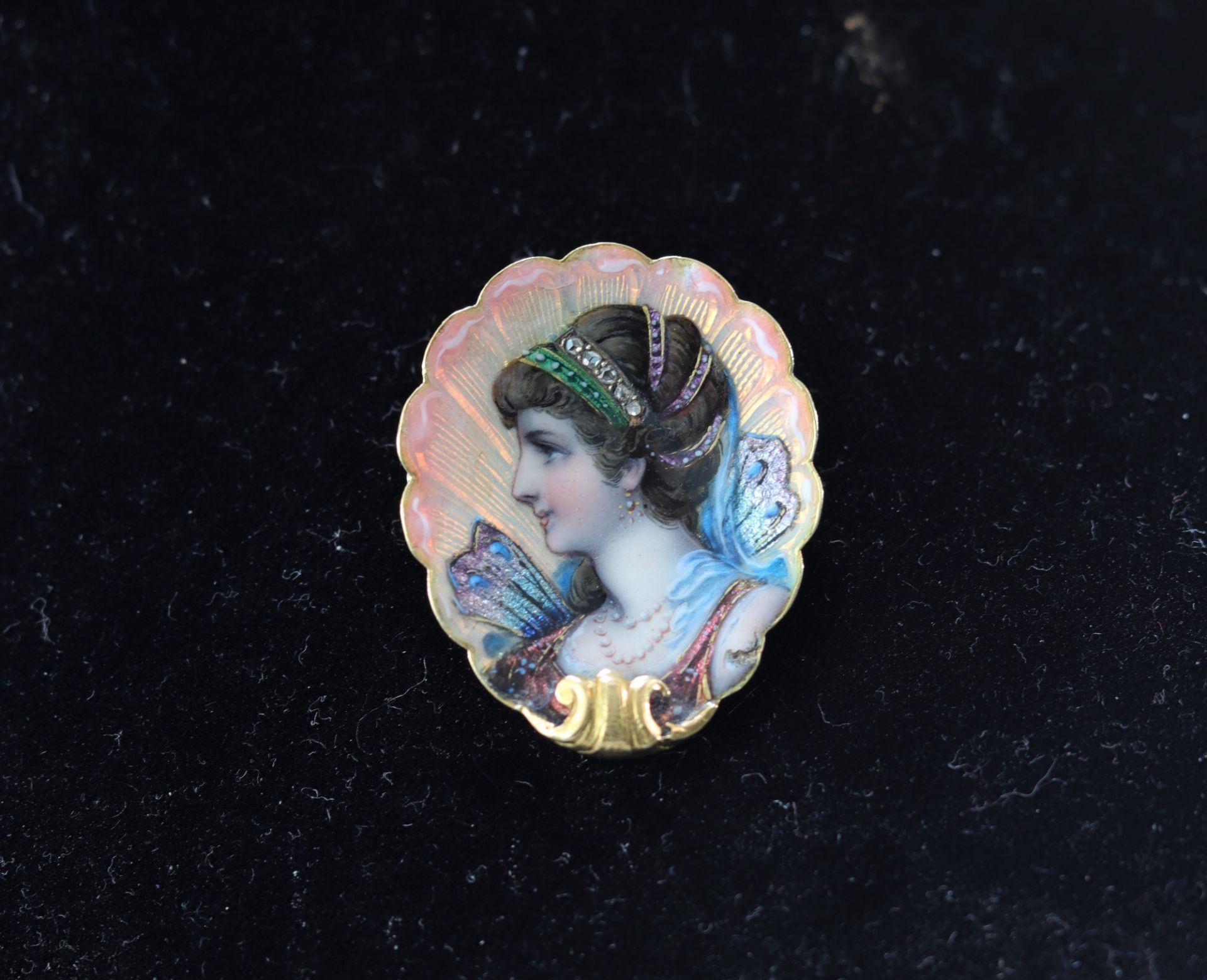 Gold and enamel pendant 1900