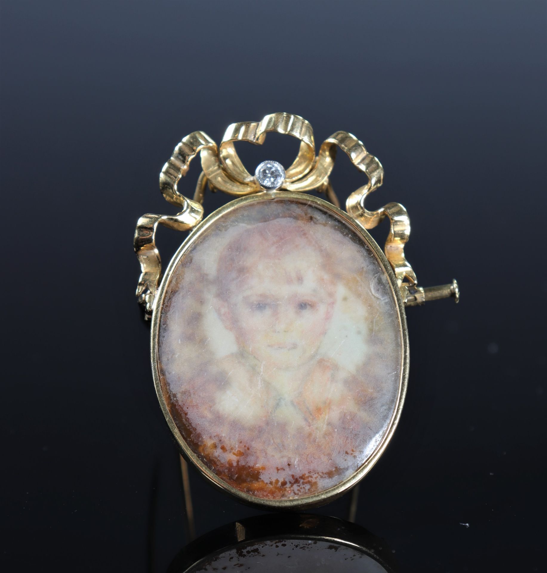 Brooch in 18k gold diamond and miniature painting young girl (17.91gr)