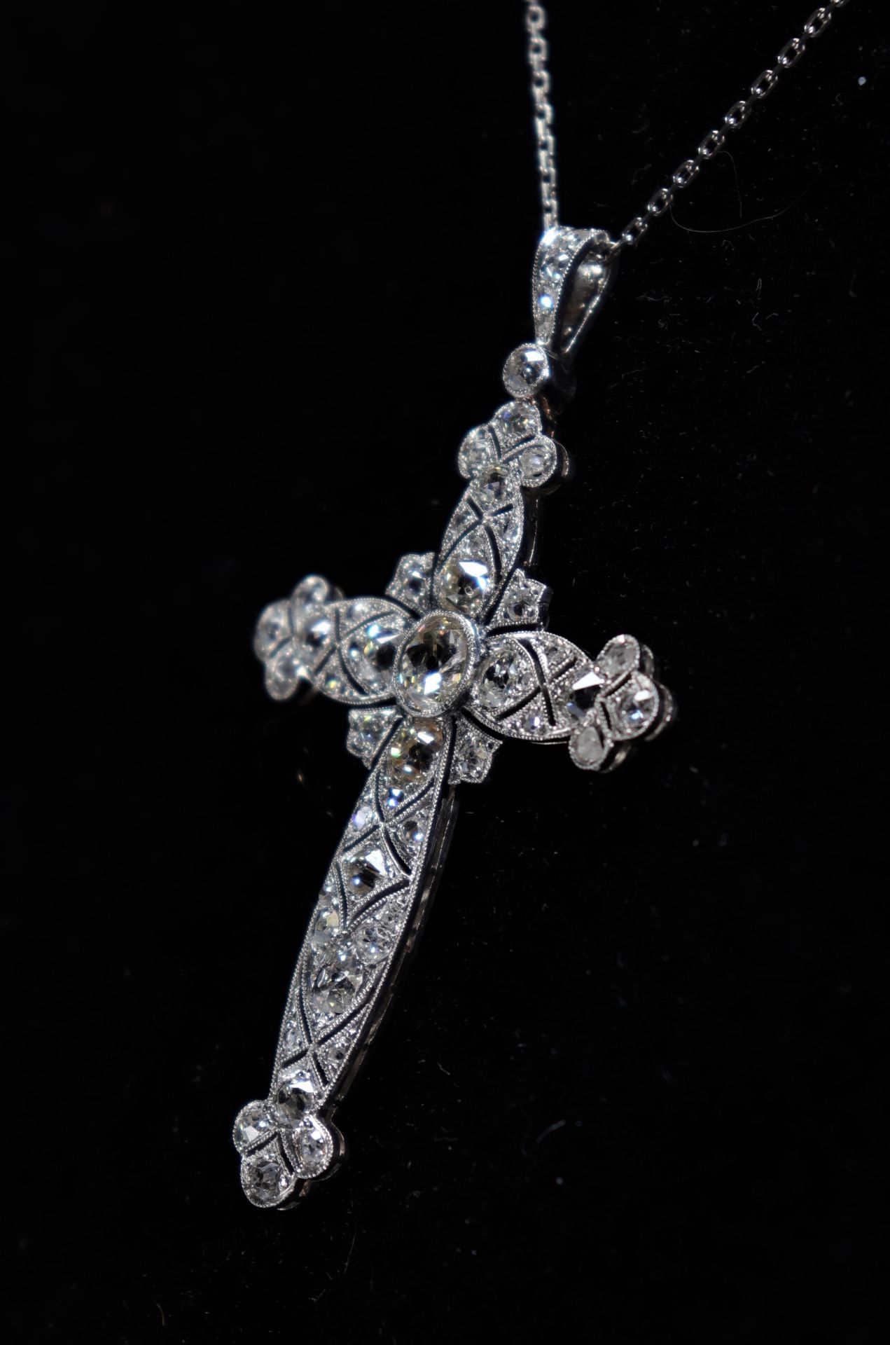 Platinum cross paved with diamonds (13.3gr) - Image 2 of 4