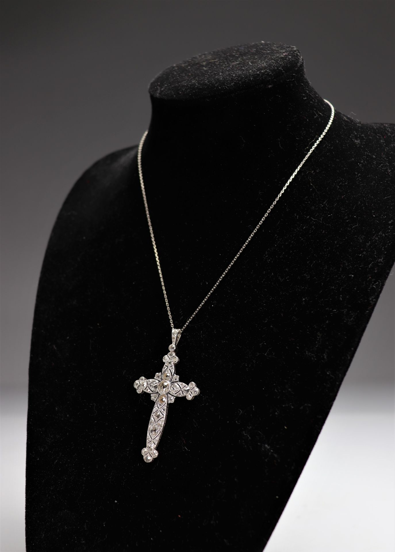 Platinum cross paved with diamonds (13.3gr) - Image 4 of 4