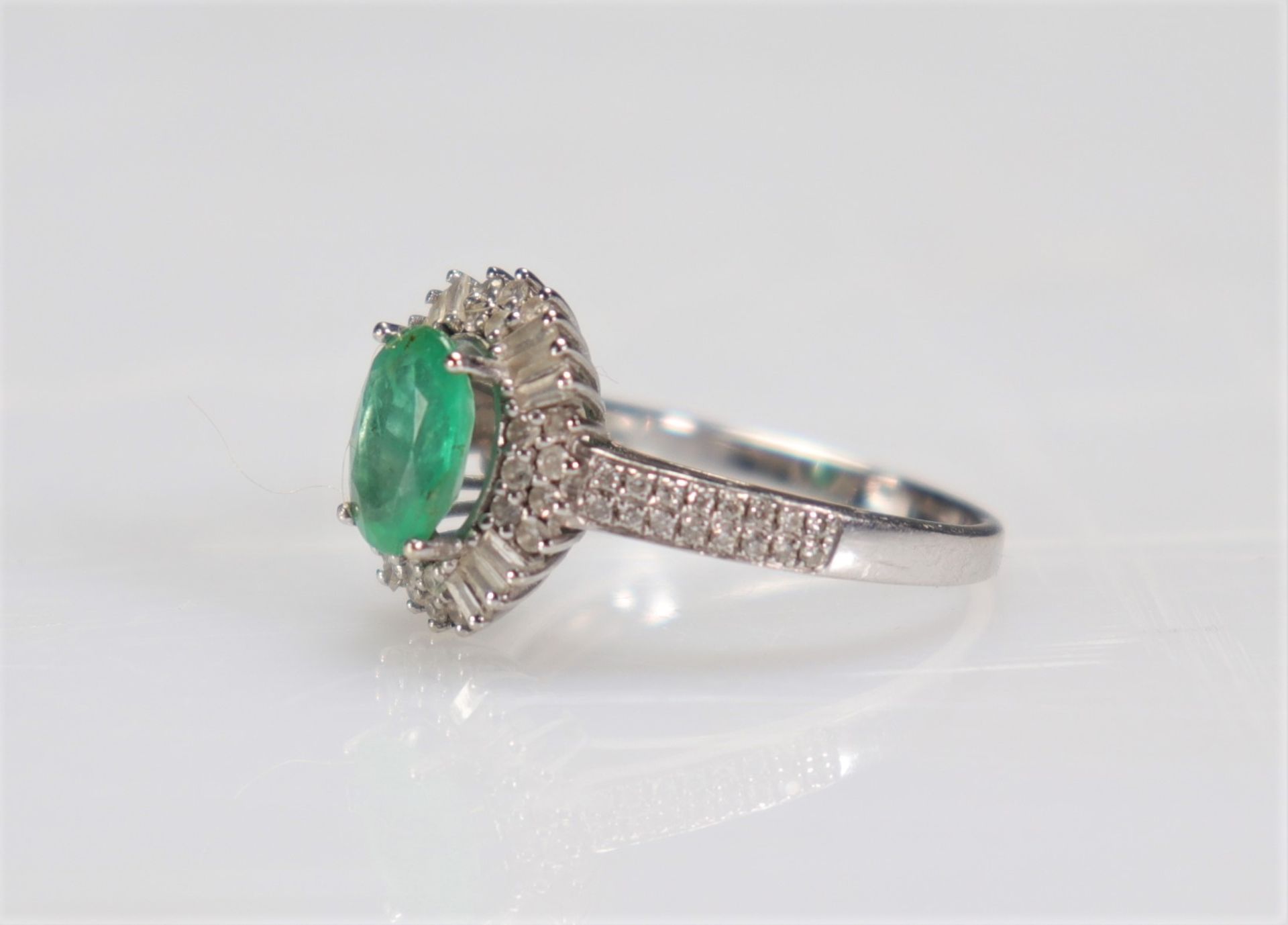 Ring in white gold and emerald (3gr) - Image 3 of 5