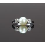 Ring in white gold and fine pearl and diamonds