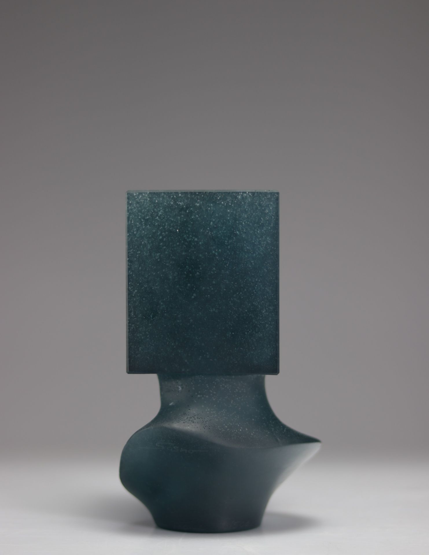 Sasha Sosno. Blue squared head. Circa 2000. Sculpture in blue transparent glass paste. Signed "Sosno - Bild 2 aus 5