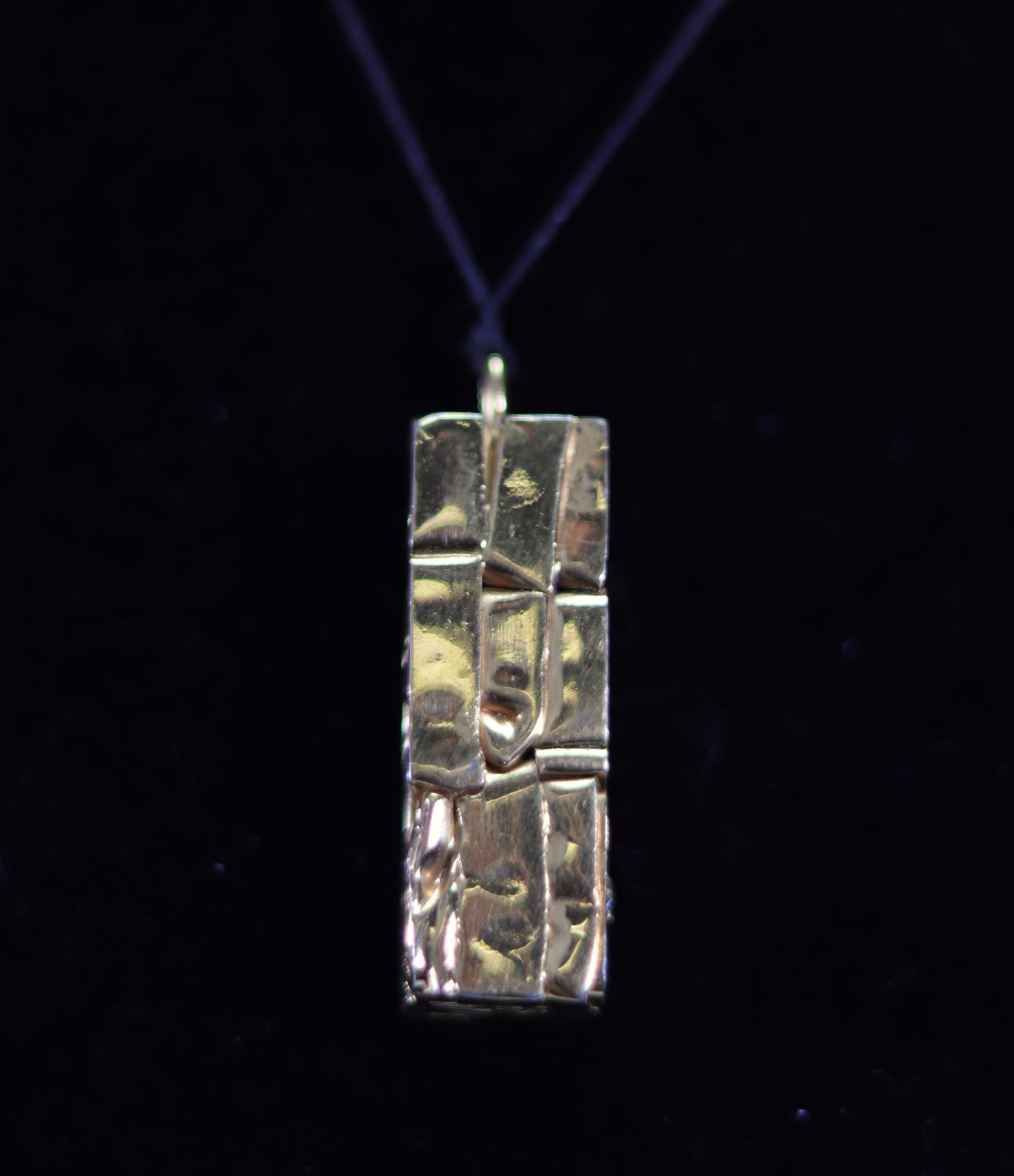 Caesar Baldaccini. Compression. Pendant made of gilded metal jewelry and compressed ceremonial stone - Bild 3 aus 7