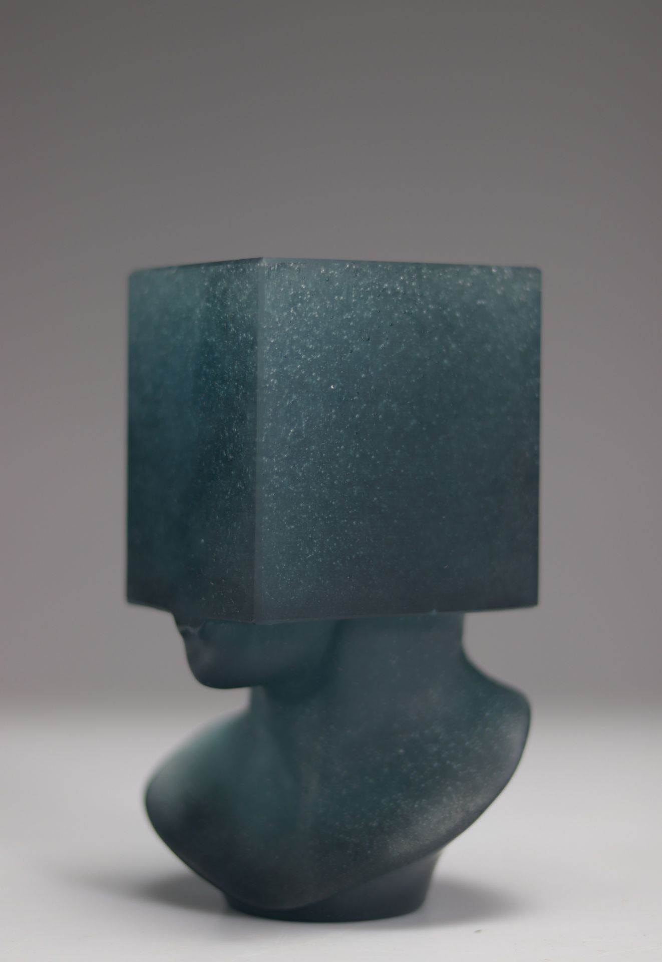 Sasha Sosno. Blue squared head. Circa 2000. Sculpture in blue transparent glass paste. Signed "Sosno - Bild 3 aus 5