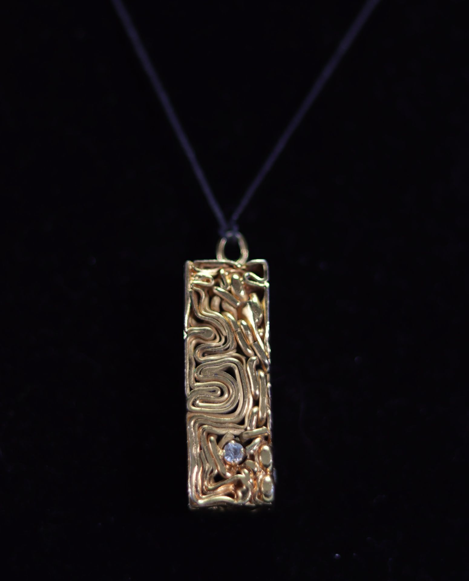 Caesar Baldaccini. Compression. Pendant made of gilded metal jewelry and compressed ceremonial stone - Bild 6 aus 7