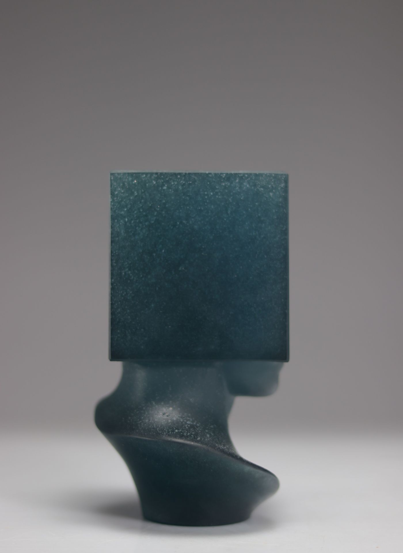 Sasha Sosno. Blue squared head. Circa 2000. Sculpture in blue transparent glass paste. Signed "Sosno - Bild 5 aus 5