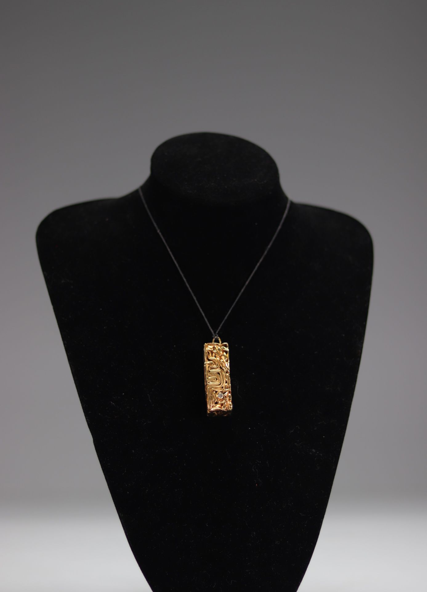 Caesar Baldaccini. Compression. Pendant made of gilded metal jewelry and compressed ceremonial stone - Bild 2 aus 7