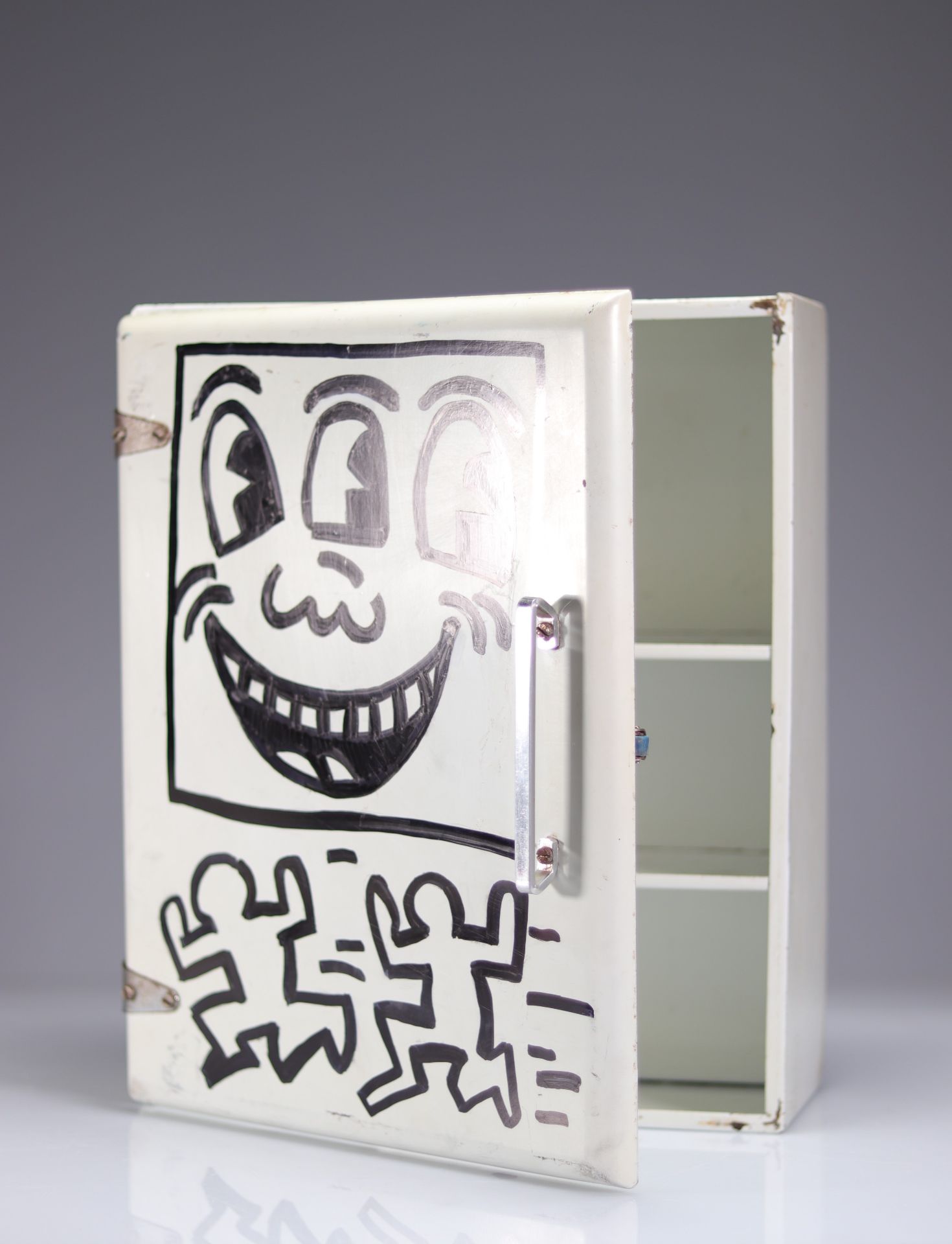 Keith Haring. Medicine cabinet. Pen drawing on the wardrobe door. Signed "K.Haring" inside. Dated 82 - Bild 3 aus 3