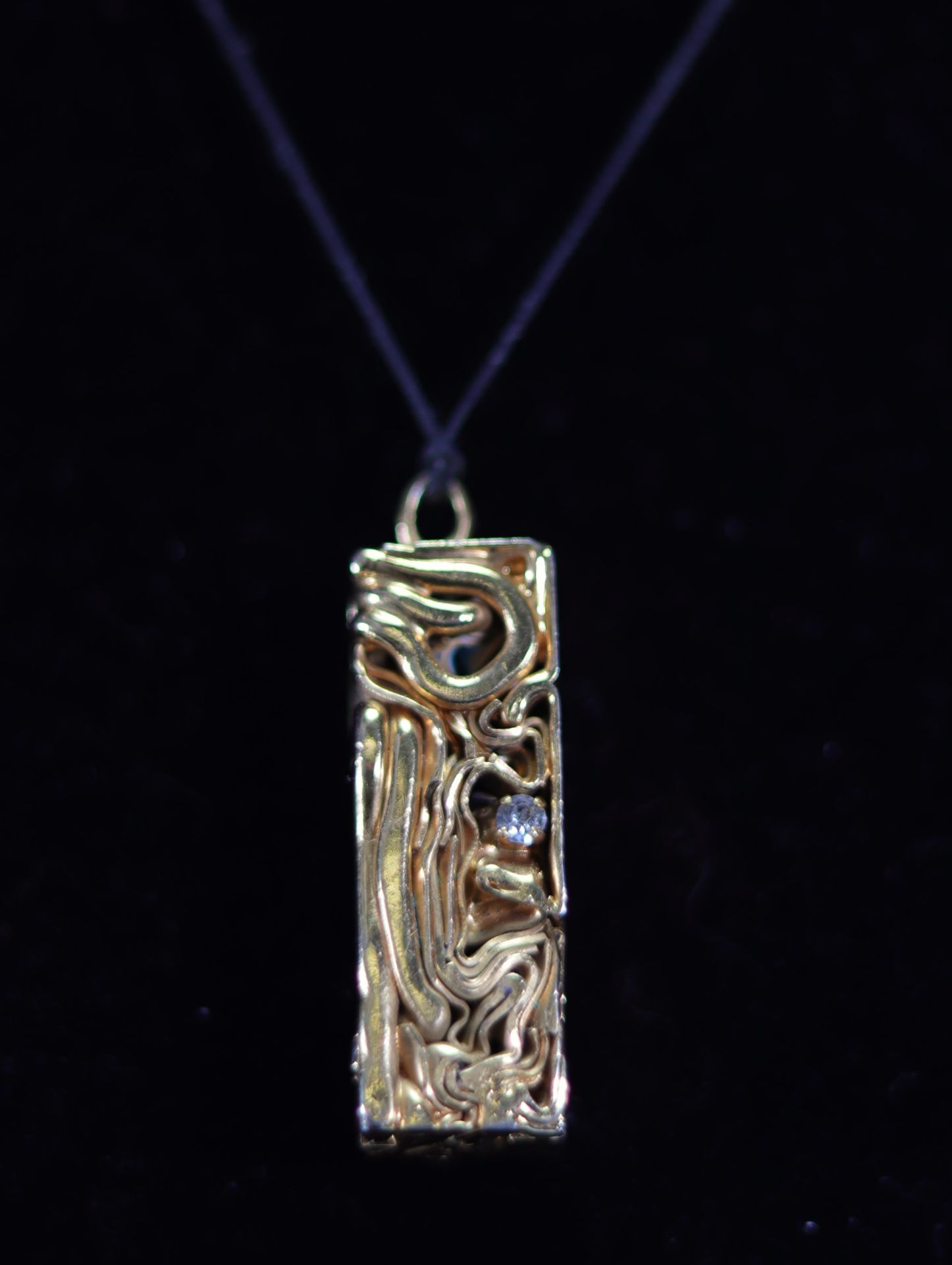 Caesar Baldaccini. Compression. Pendant made of gilded metal jewelry and compressed ceremonial stone - Bild 4 aus 7