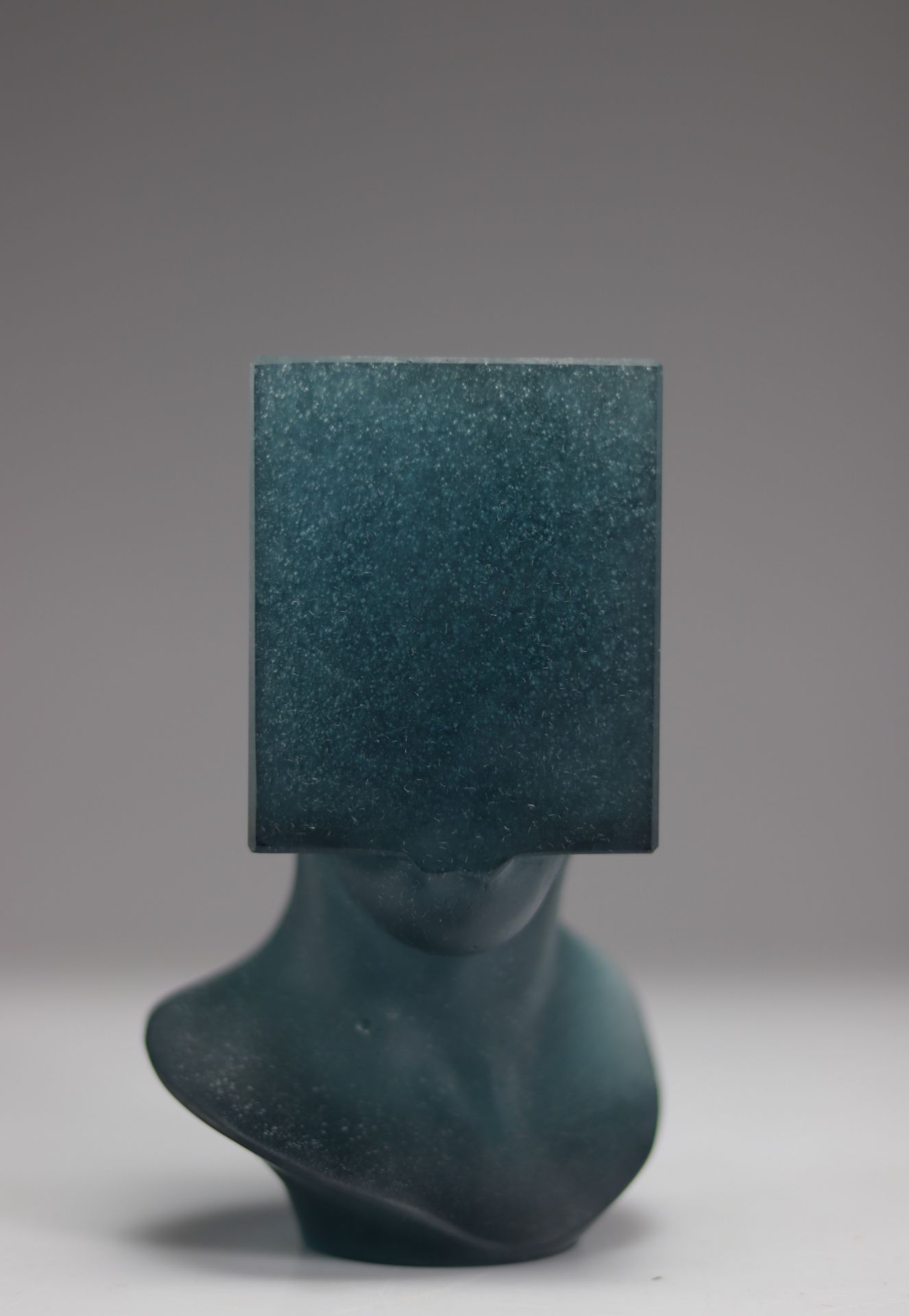 Sasha Sosno. Blue squared head. Circa 2000. Sculpture in blue transparent glass paste. Signed "Sosno - Bild 4 aus 5