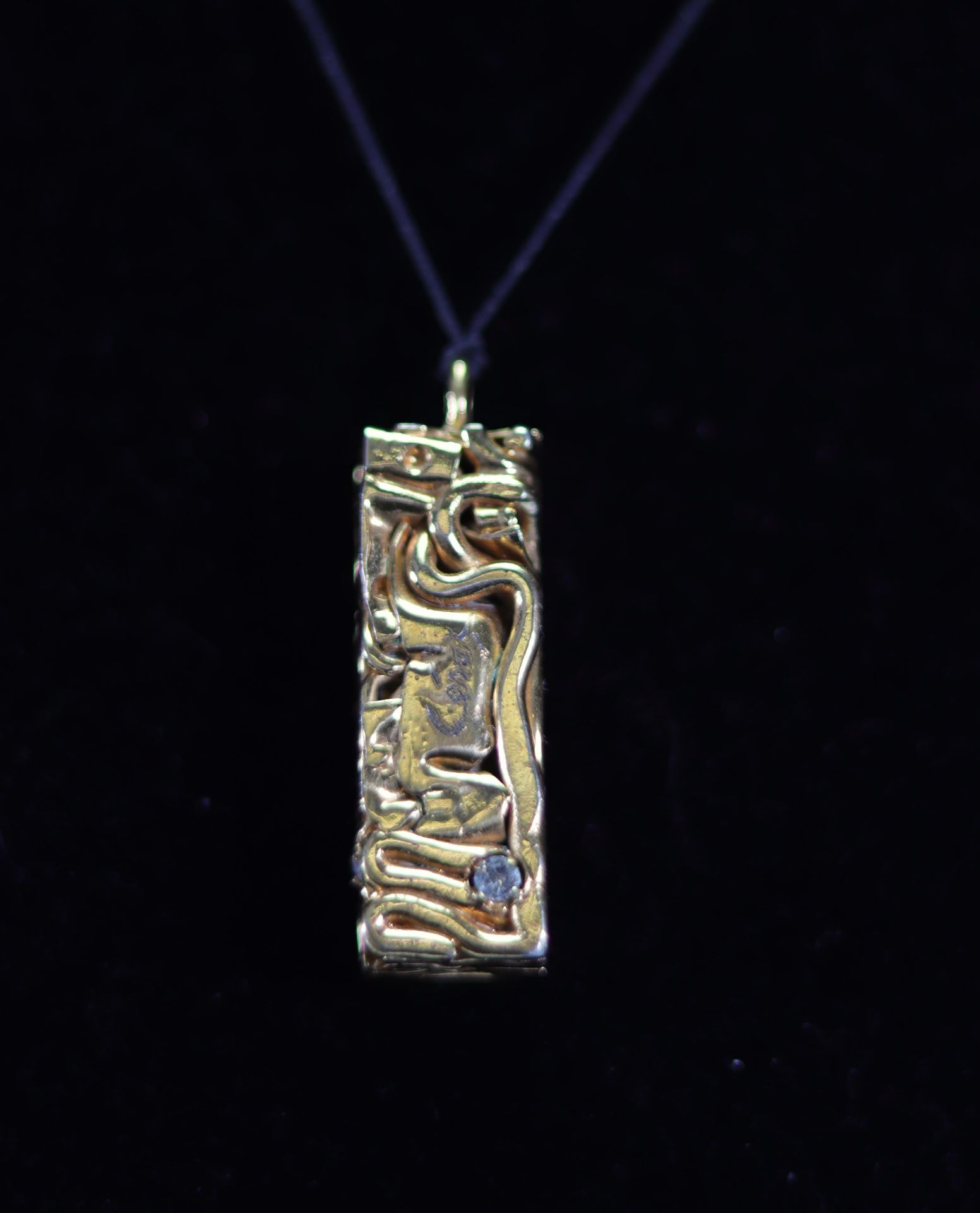 Caesar Baldaccini. Compression. Pendant made of gilded metal jewelry and compressed ceremonial stone - Bild 5 aus 7