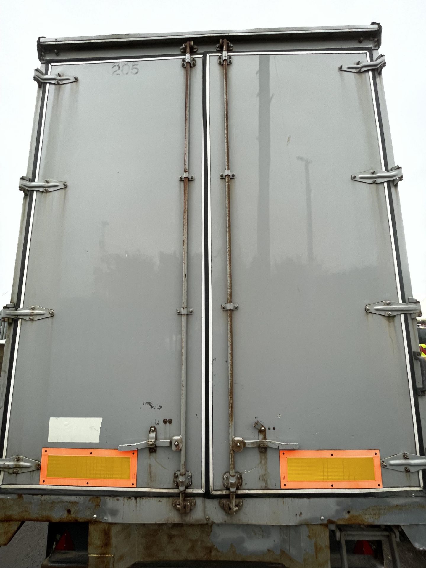 2005 SDC Trailers 45' Artic Curtainside Tri-Axle Trailer with Rear Barn Doors, Design Weight: 39, - Image 8 of 13