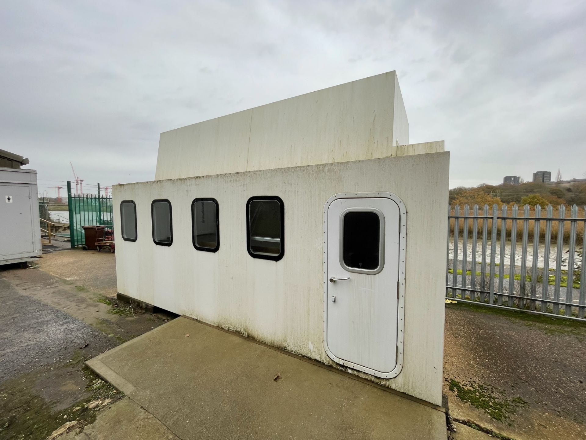 Marine Pod Cabin Office, Internal Measurements: 5.5x3.3x3.1m with 2x Doors and Strip Lighting - Image 5 of 6