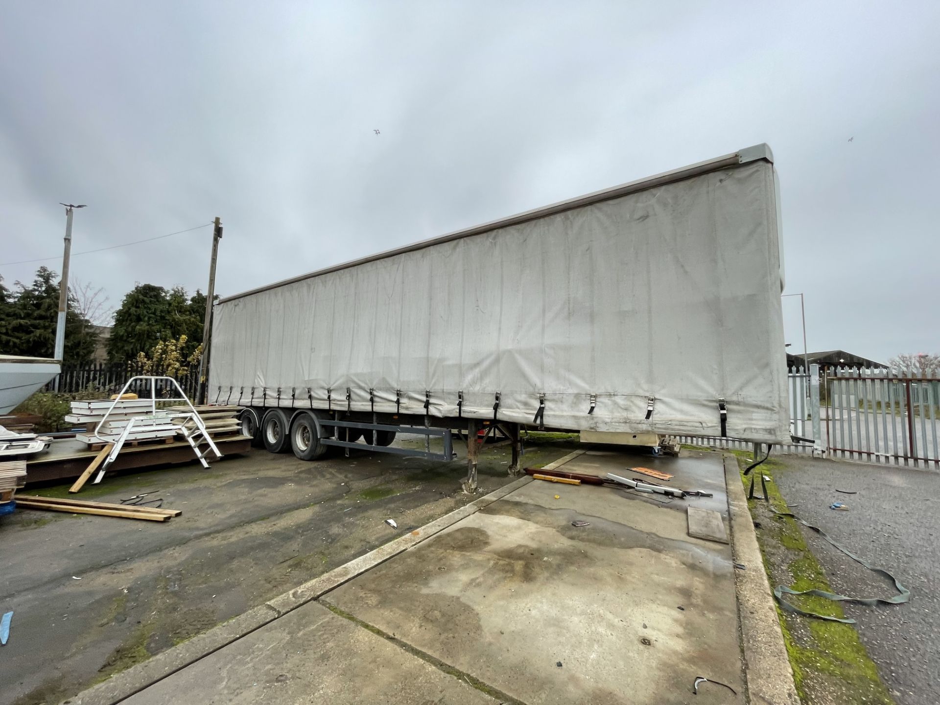 2005 SDC Trailers 45' Artic Curtainside Tri-Axle Trailer with Rear Barn Doors, Design Weight: 39, - Image 12 of 13