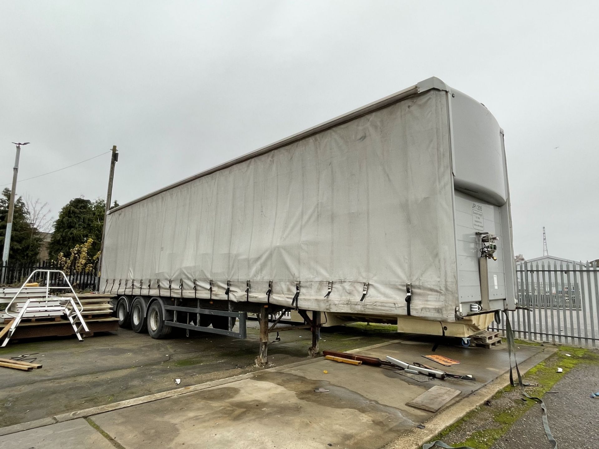 2005 SDC Trailers 45' Artic Curtainside Tri-Axle Trailer with Rear Barn Doors, Design Weight: 39,
