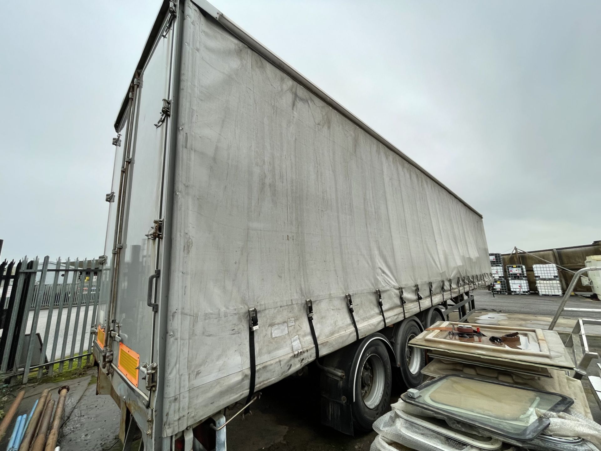 2005 SDC Trailers 45' Artic Curtainside Tri-Axle Trailer with Rear Barn Doors, Design Weight: 39, - Image 7 of 13