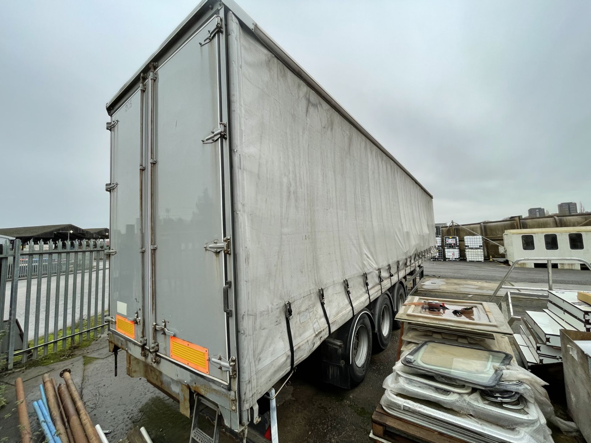 2005 SDC Trailers 45' Artic Curtainside Tri-Axle Trailer with Rear Barn Doors, Design Weight: 39, - Image 10 of 13