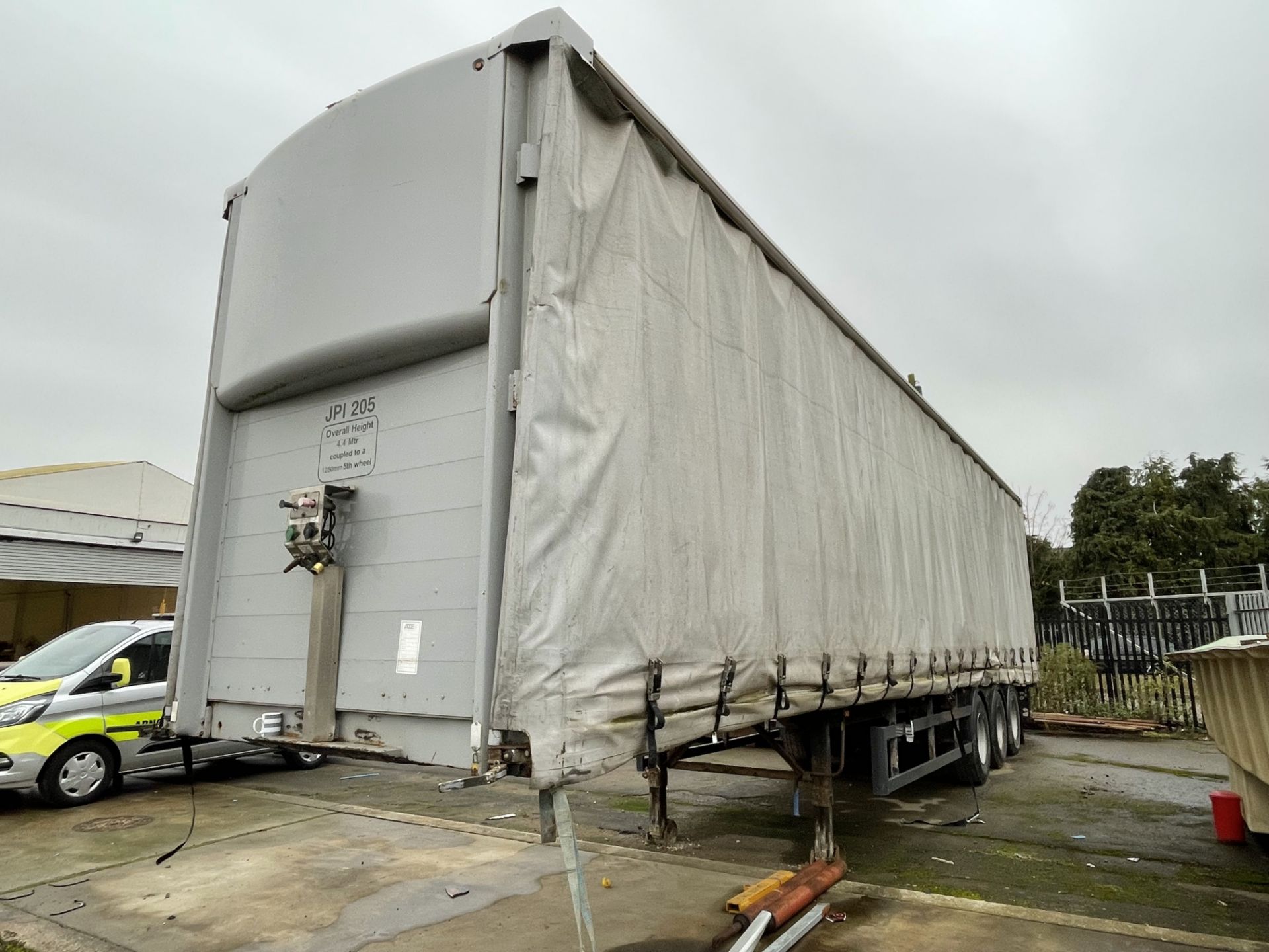 2005 SDC Trailers 45' Artic Curtainside Tri-Axle Trailer with Rear Barn Doors, Design Weight: 39, - Image 2 of 13