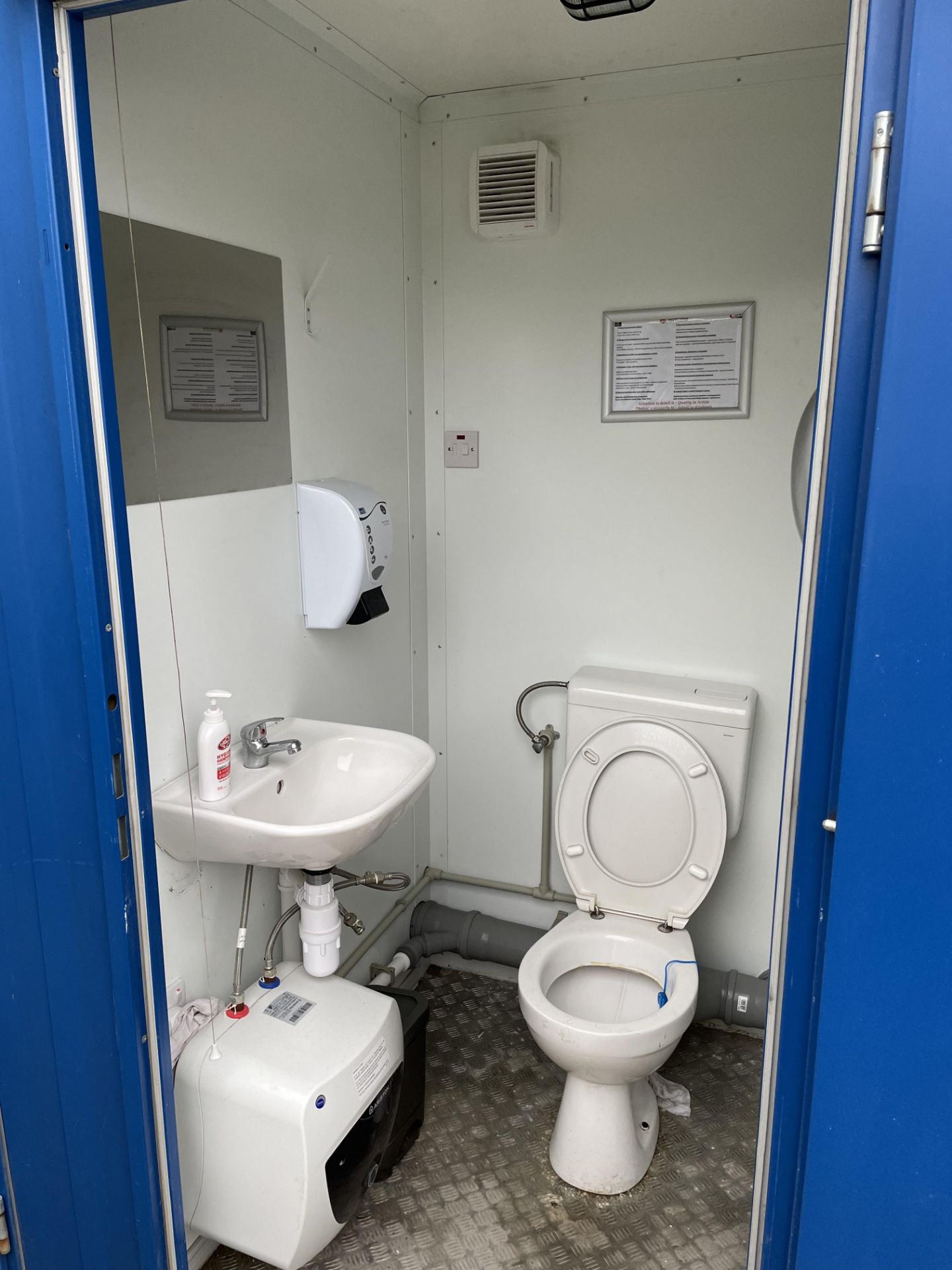 CTX Containex Type 8-WC Double Toilet Block S/No. 091430698 - Image 4 of 5