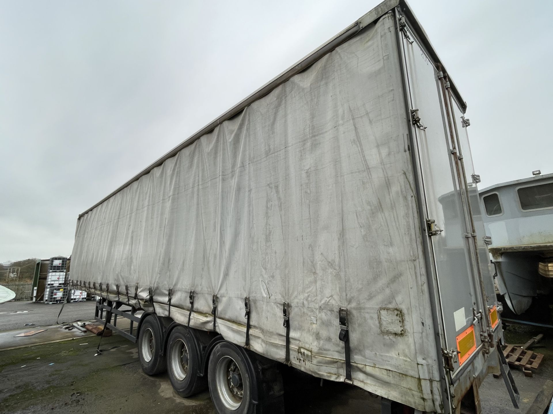 2005 SDC Trailers 45' Artic Curtainside Tri-Axle Trailer with Rear Barn Doors, Design Weight: 39, - Image 6 of 13