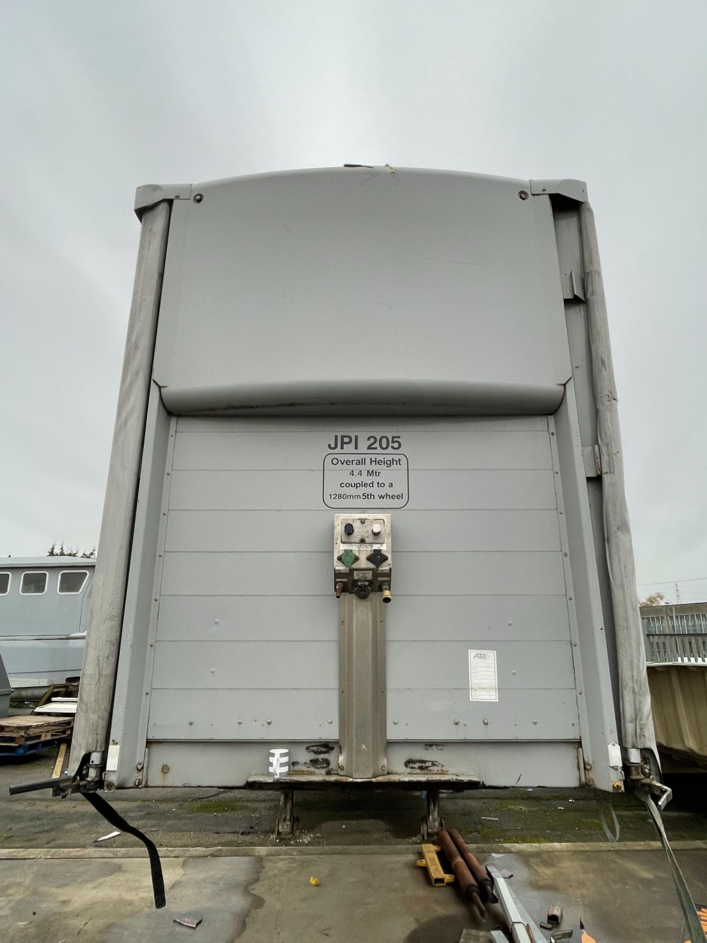 2005 SDC Trailers 45' Artic Curtainside Tri-Axle Trailer with Rear Barn Doors, Design Weight: 39, - Image 3 of 13