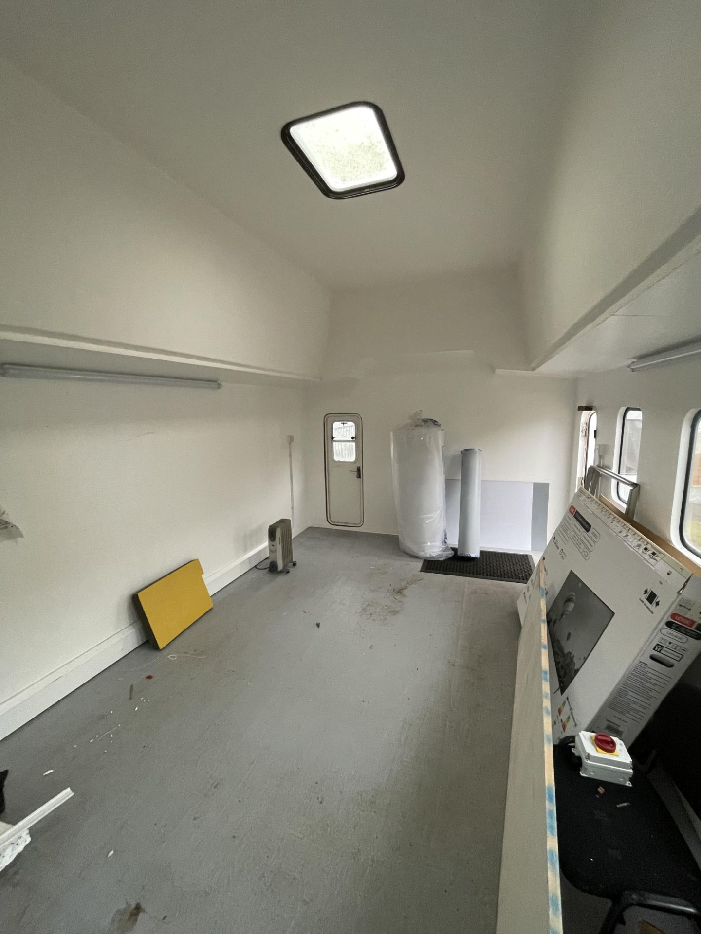 Marine Pod Cabin Office, Internal Measurements: 5.5x3.3x3.1m with 2x Doors and Strip Lighting - Image 4 of 6