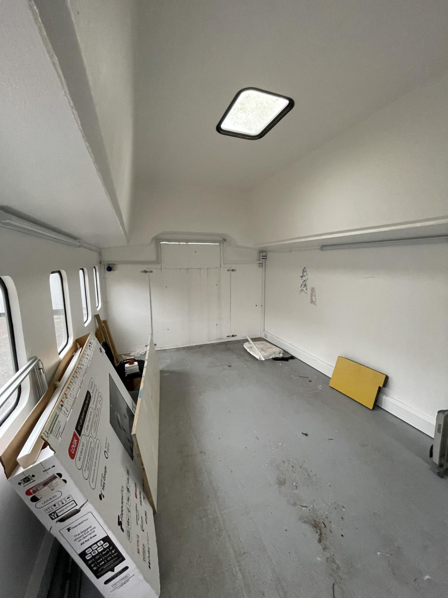Marine Pod Cabin Office, Internal Measurements: 5.5x3.3x3.1m with 2x Doors and Strip Lighting - Image 3 of 6