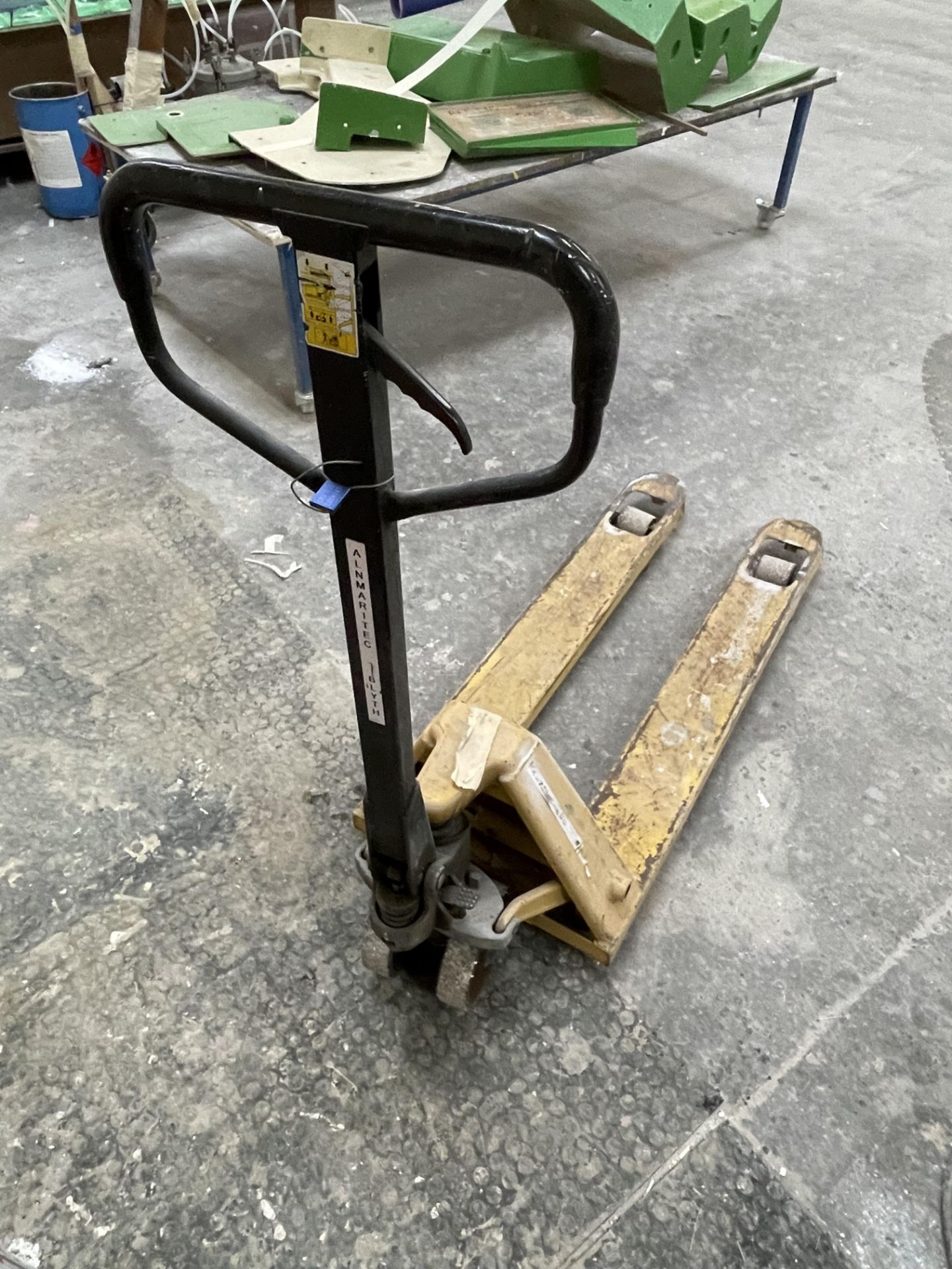 2500kg Capacity Manual Pallet Truck - Image 2 of 4