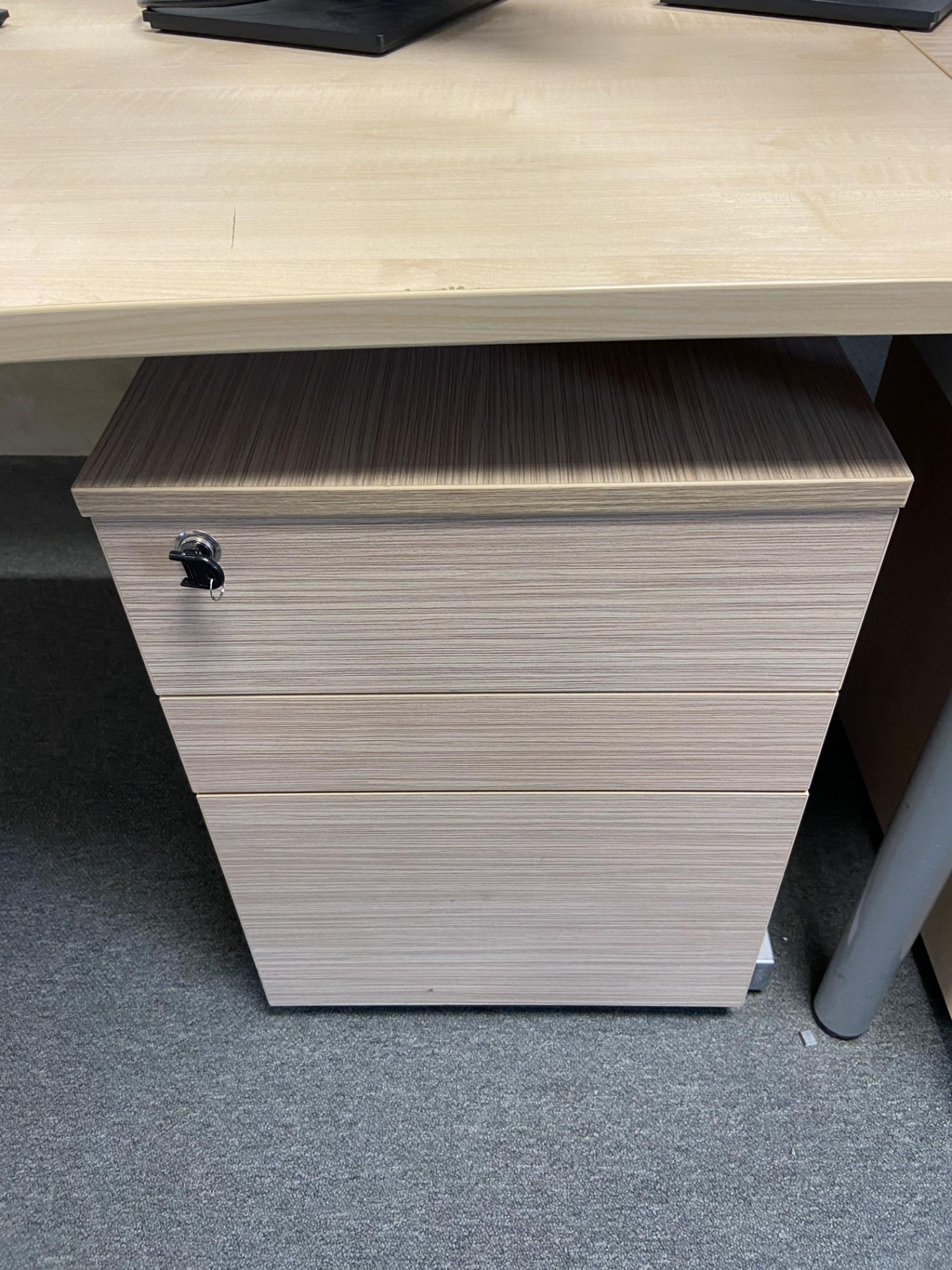 Lot comprisng: two rectangular desks, one wave desk & three 3 drawer mobile pedestals - Image 3 of 4