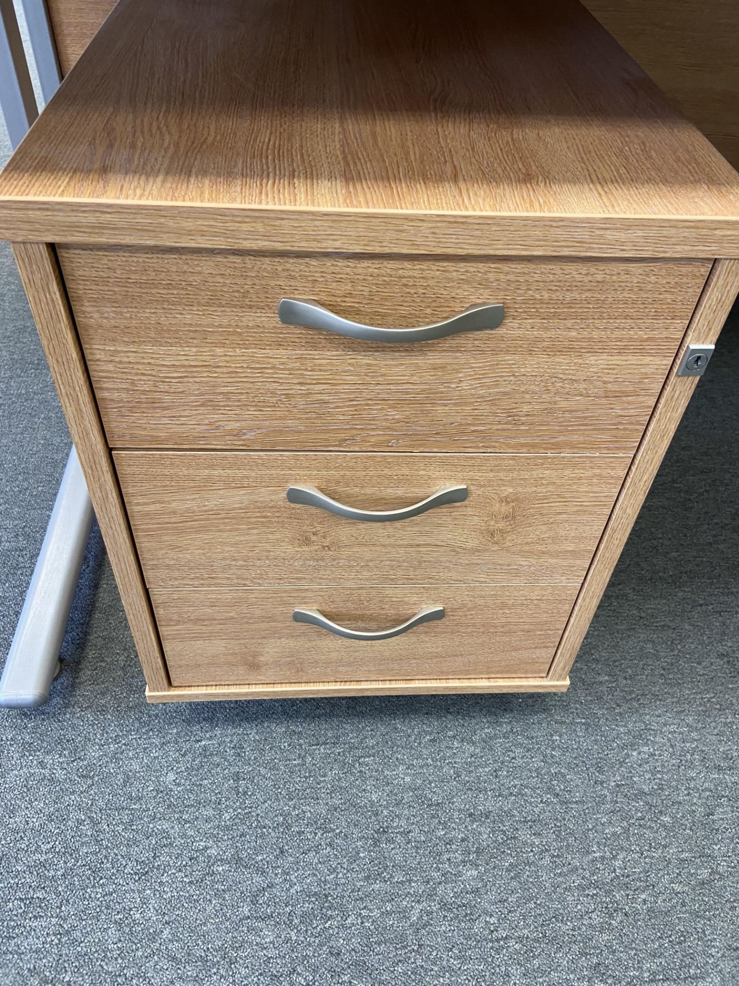 Lot comprisng: two rectangular desks & two 3 drawer mobile pedastals - Image 2 of 2
