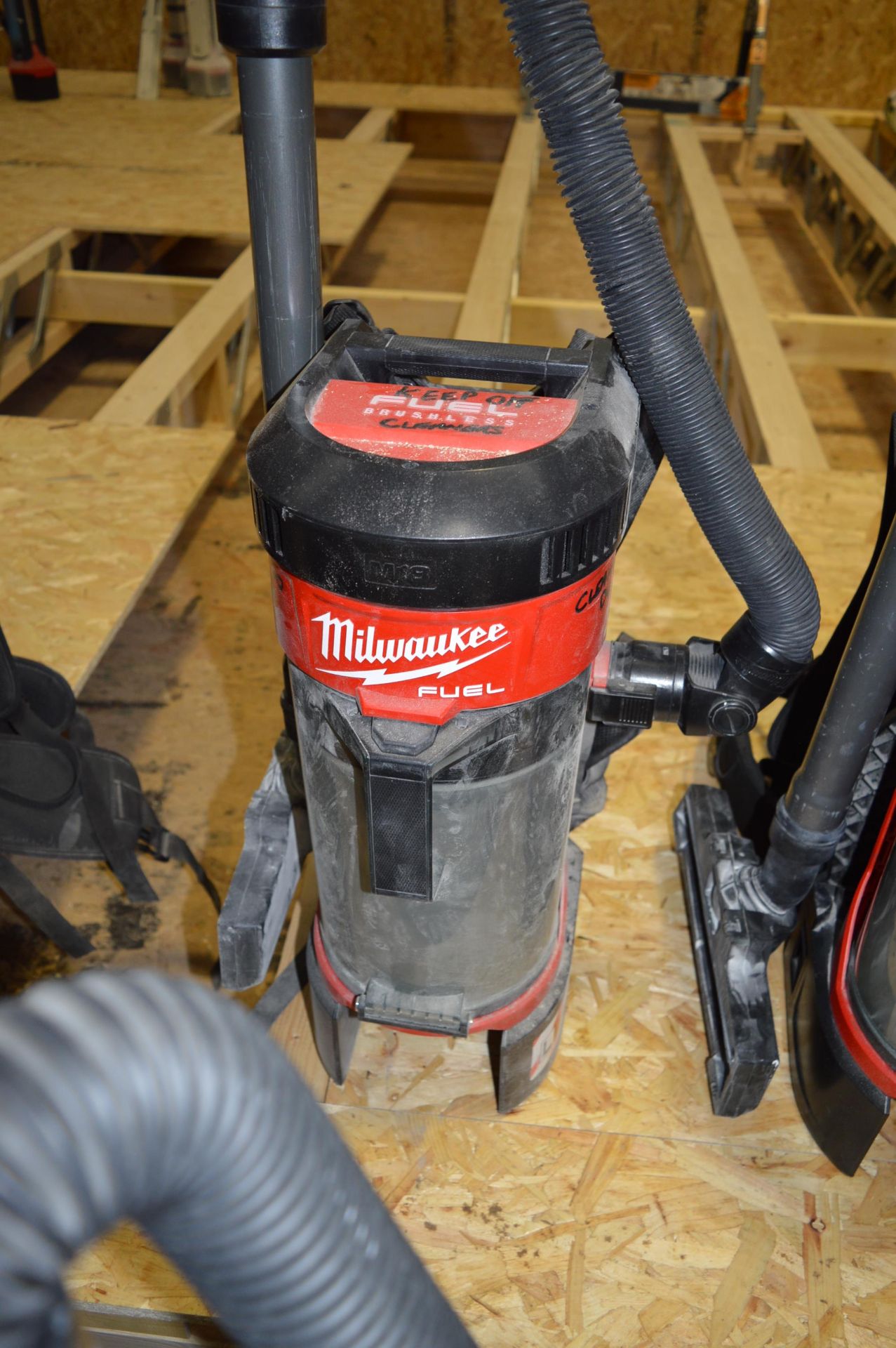2x (no.) Milwaukee, vacuum cleaners, Model M18 FBPV with one battery and charger - Image 2 of 2