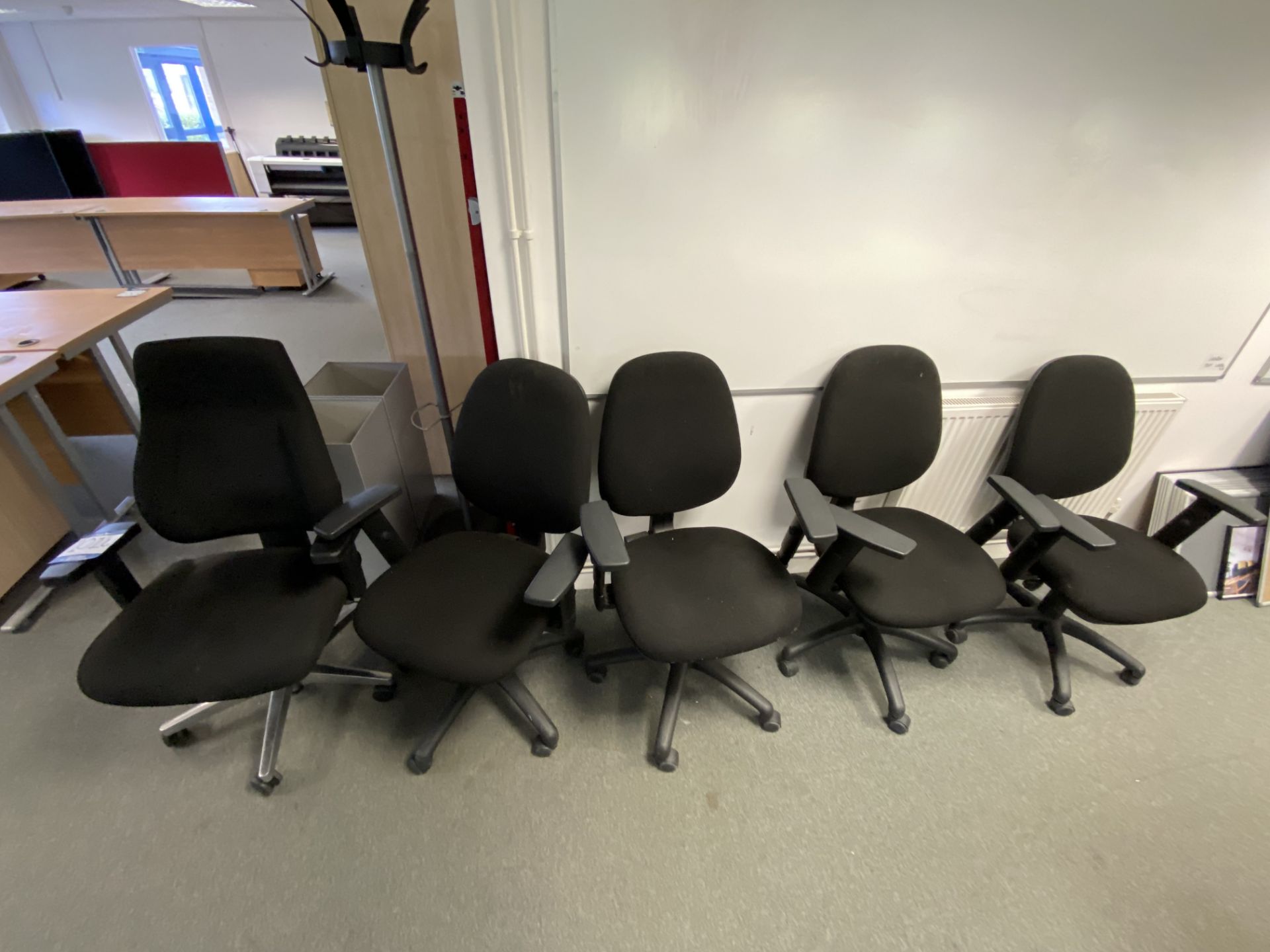 Lot comprisng: five office chairs - Image 2 of 2